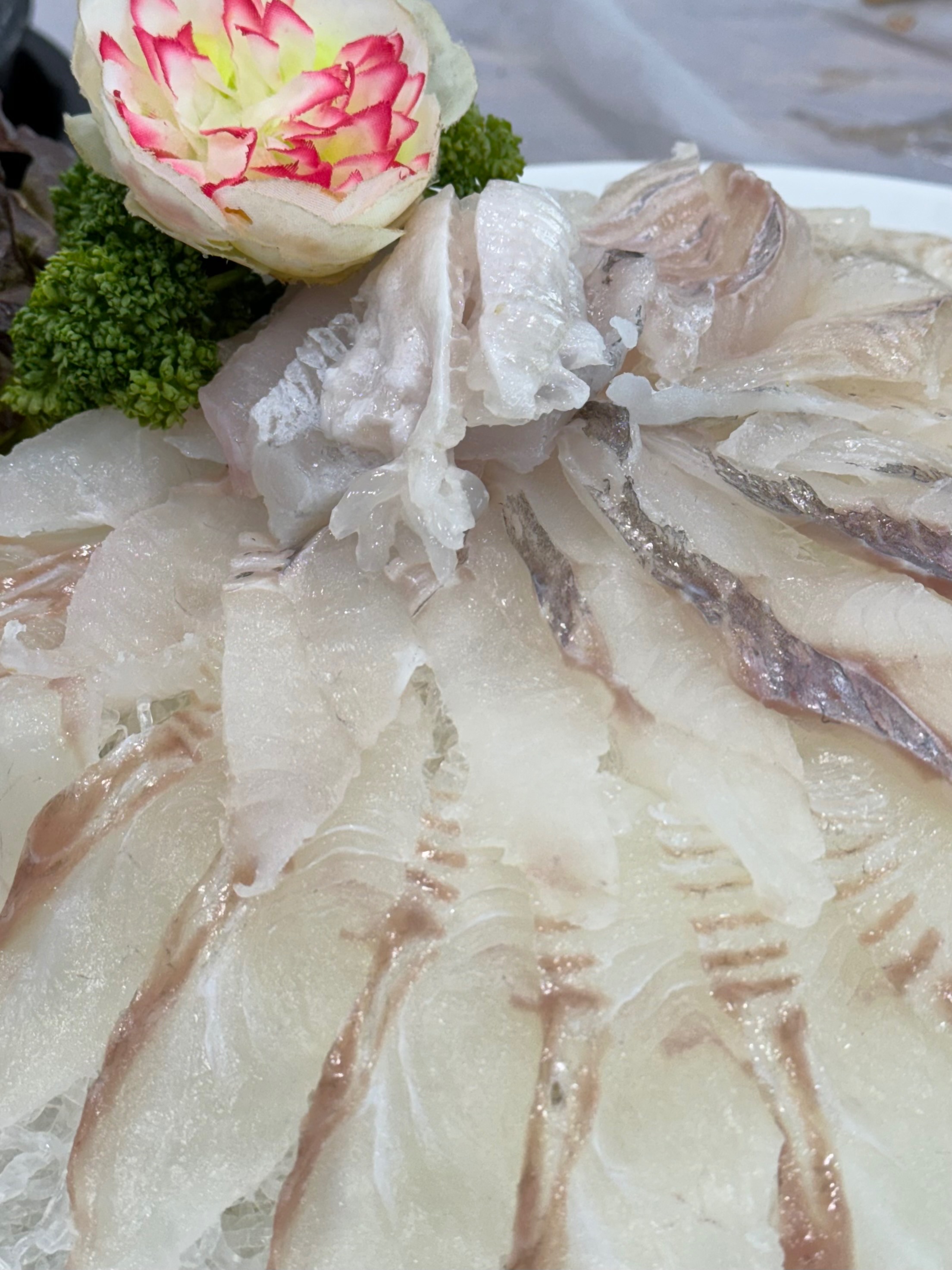 항구를 보면서 회 먹을 수 있는곳인데, 2인 8만원에 음식이 잘나와요~ 리필도 잘해주시고