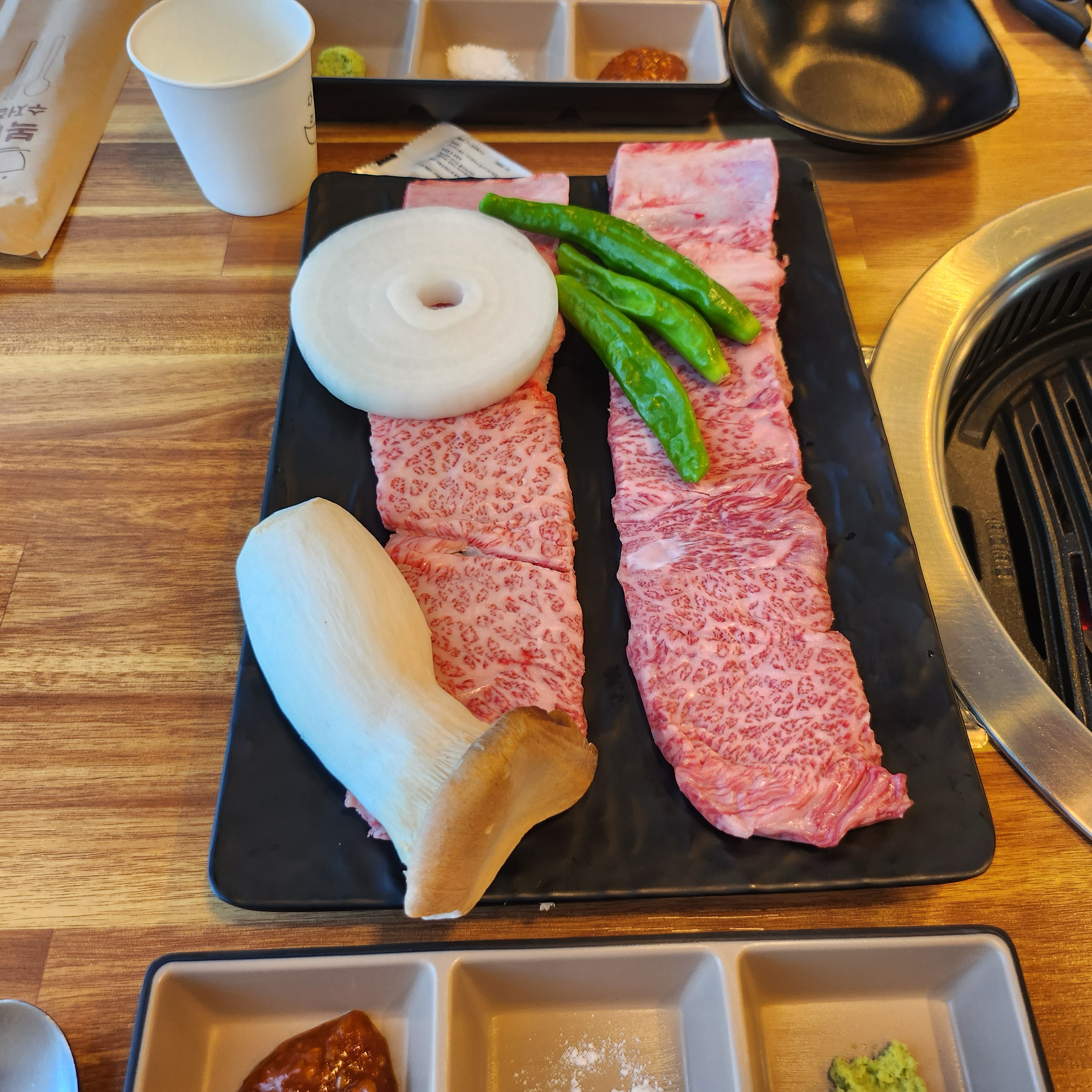 테이블 위에 차려진 신선한 소고기와 채소들