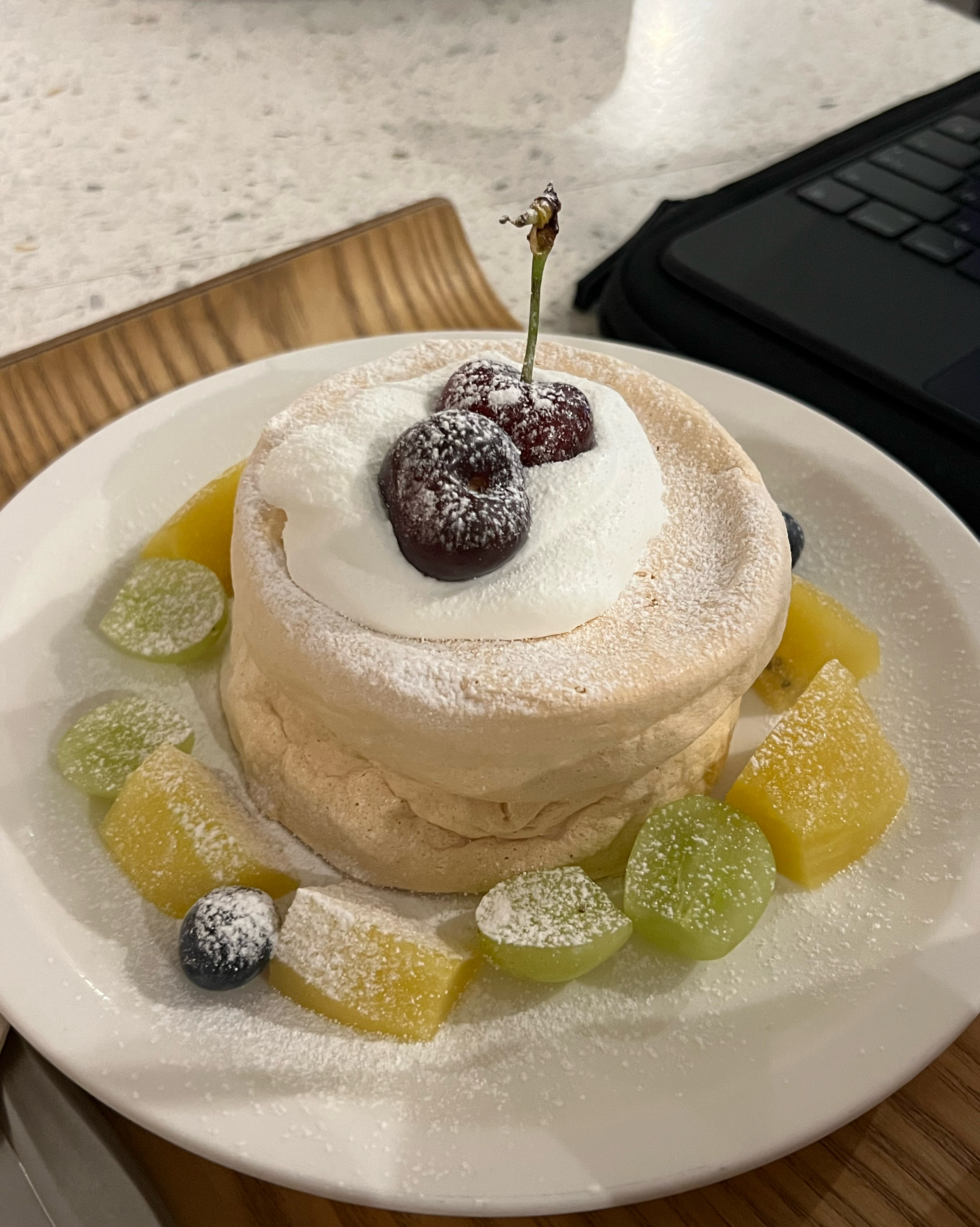 처음먹어보는데 너무너무맛있어요!!!! 겉은 쫀득한 머랭같규 뭔가 달고나맛도 나구 ㅜㅠㅠ 존