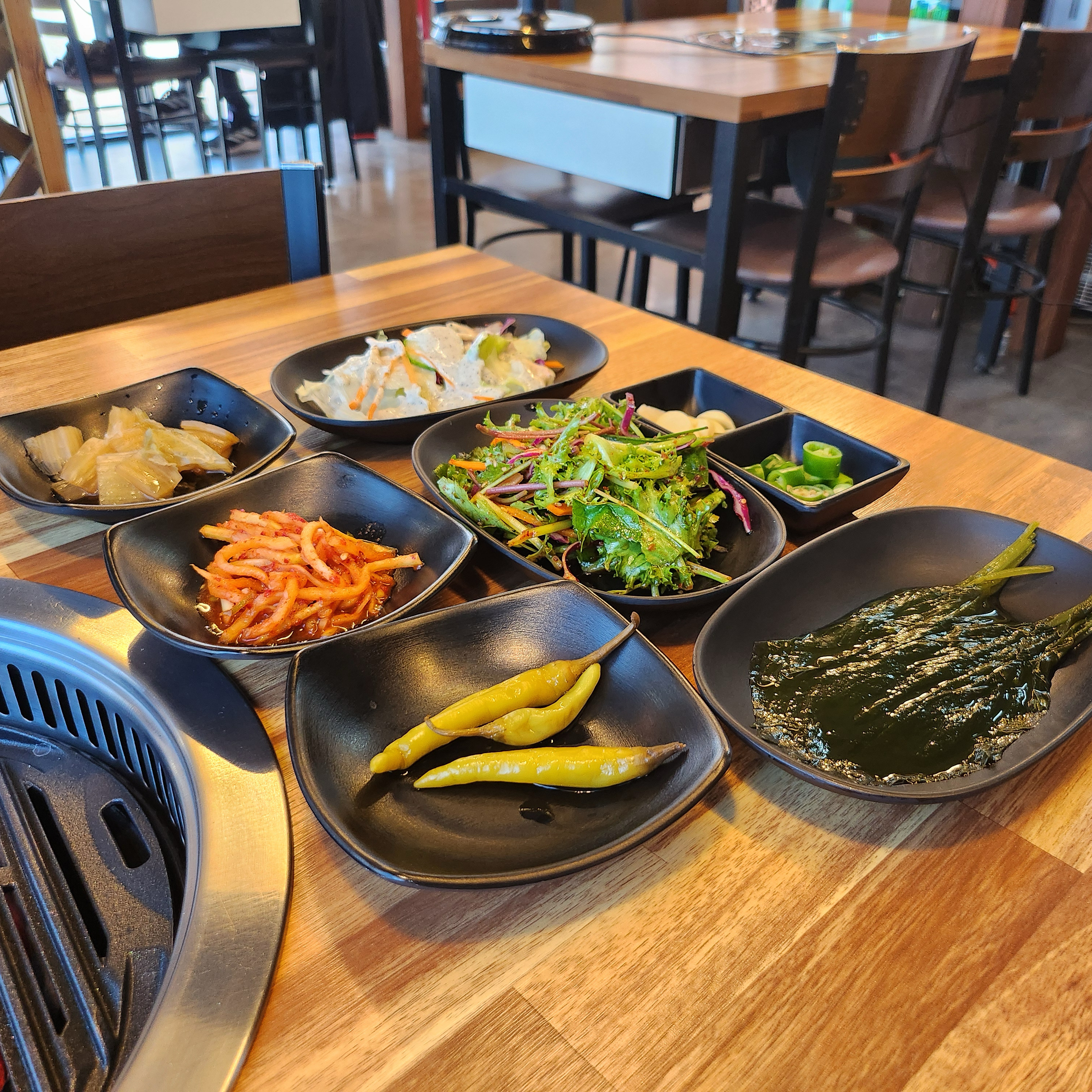 잘 구워진 소고기와 쌈 채소, 곁들임 반찬들