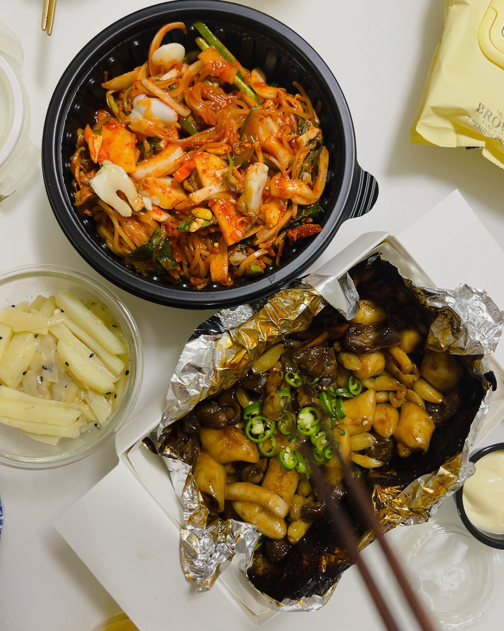 똥반오반에 떡추가는 정말 결혼후에 알게된 신박한 맛도리에요! 천호는 어디로 가도 사람이 많
