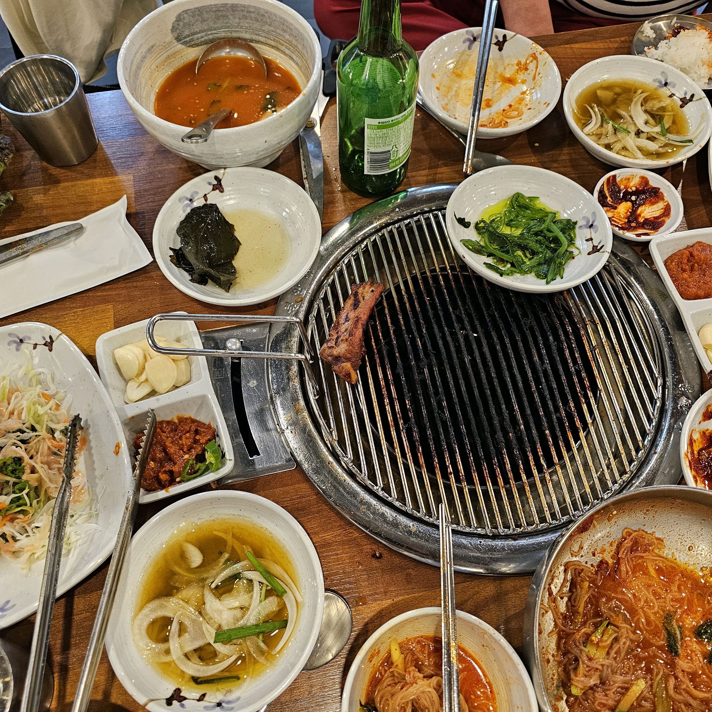자주 오는데 항상 친절하시고 돼지갈비도 달지 않고 맛있고요. 밑반찬 게장,깻잎....다 맛