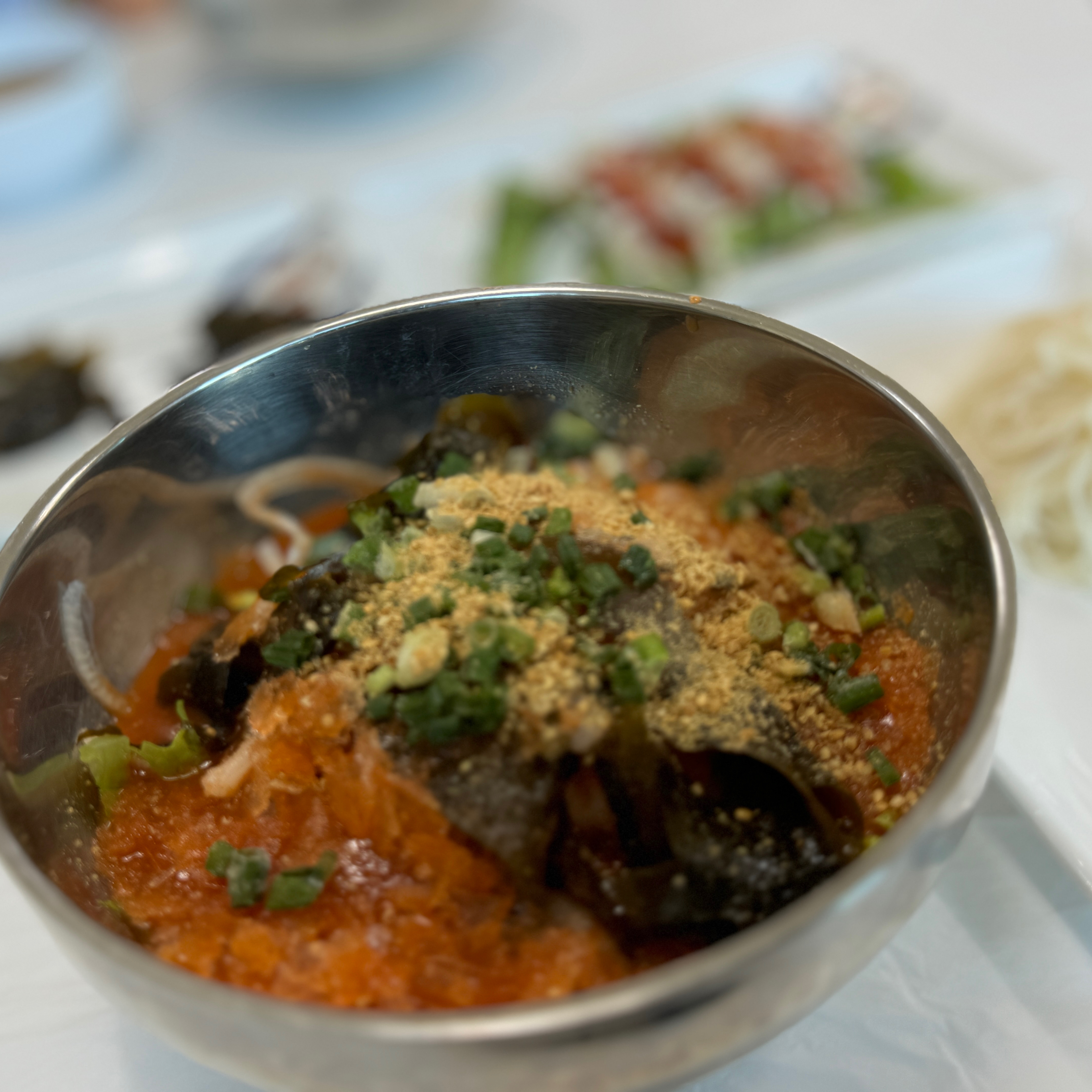 회덮밥은 뭐 그냥 그랬는데 물회는 너무 신맛이 강해서 다른맛은 느껴지지 않았어요 간판에 물