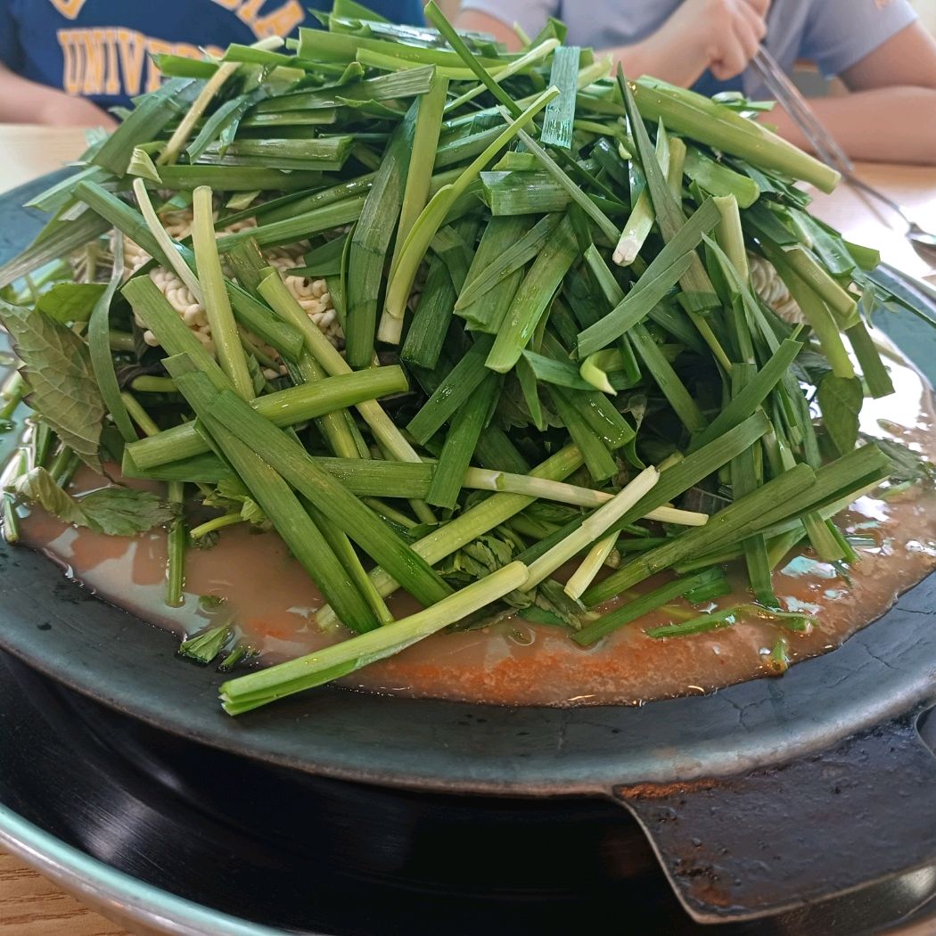 친절하시고 많아 맵지않아서 초등저학년이 닭고기 먹기 좋았어요. 순살 국내산닭다리살인데 물닭