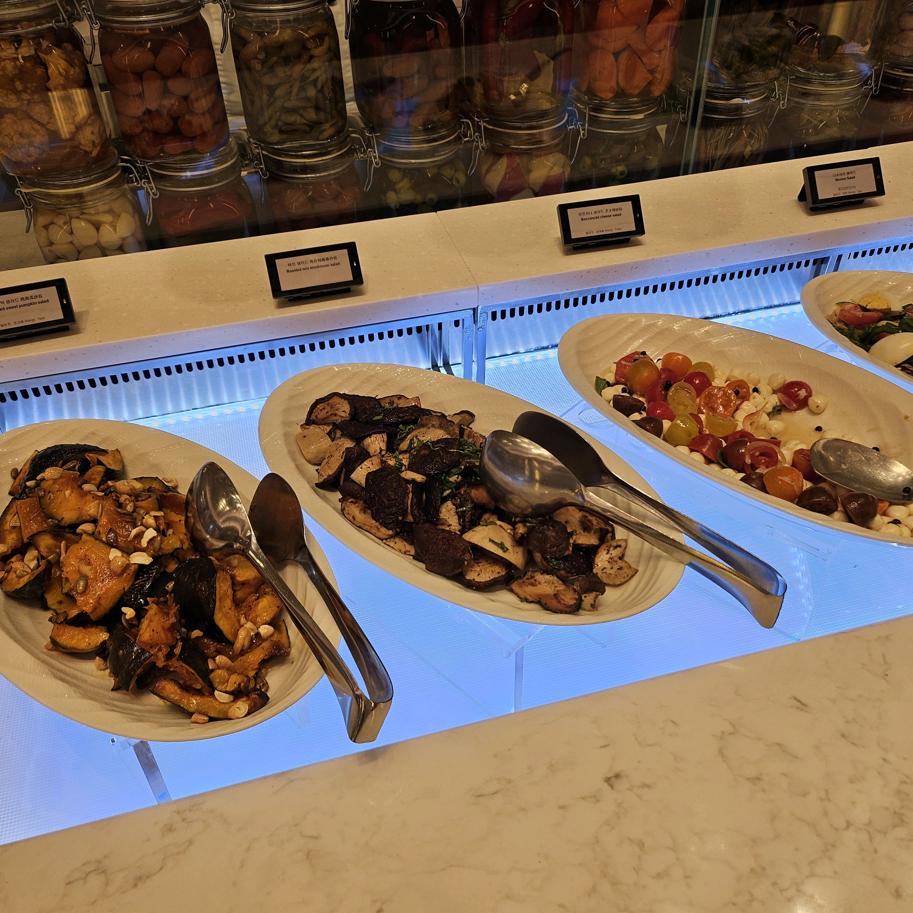 제주시내 호텔 뷔페 중에서 제일 만족스러운 곳이 아닐까 싶습니다 넓은 내부며 스테이션 마다