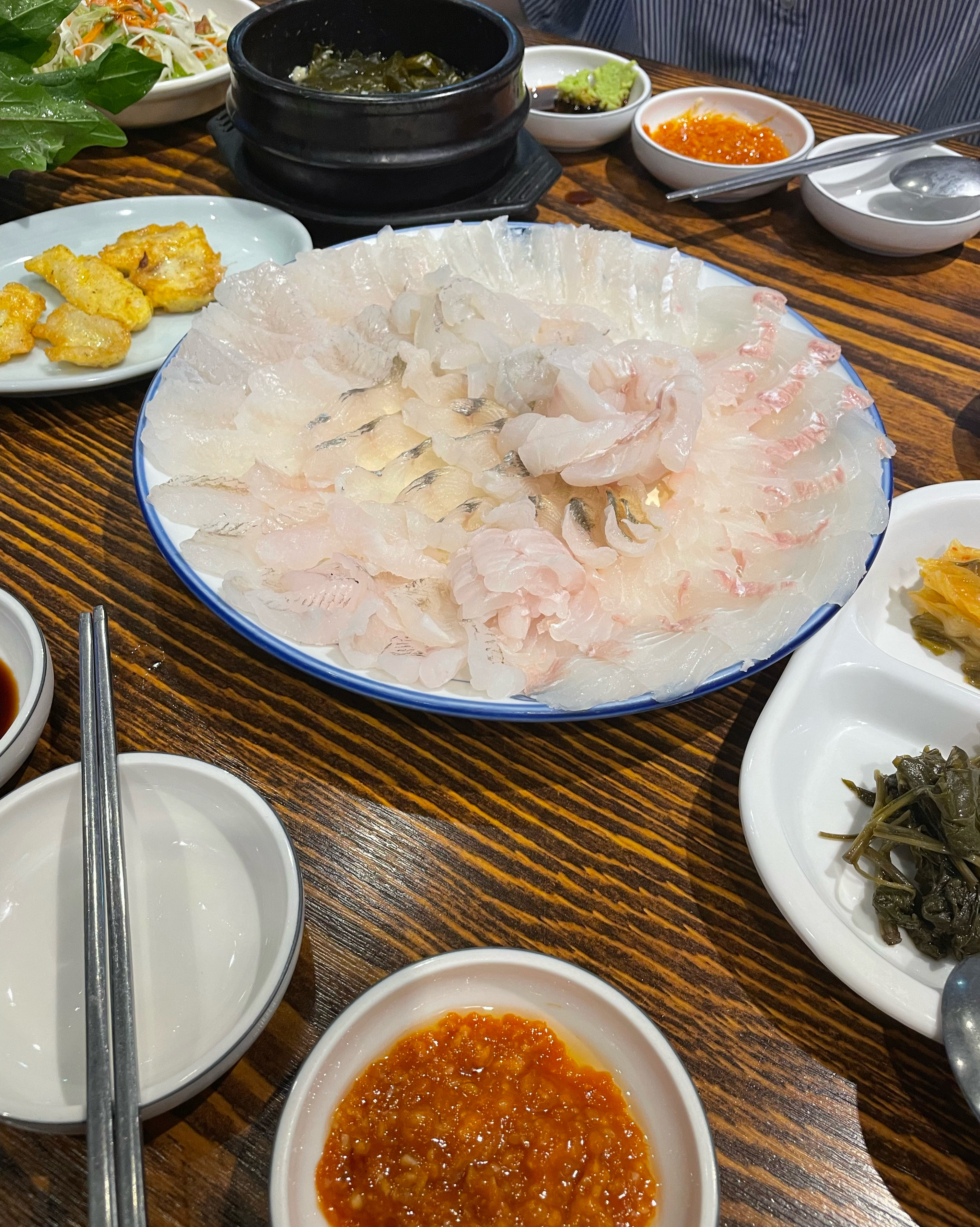 사장님이 직접 회를 다 떠서 주고 자연산, 양식 고를수 있습니다. 손님이 많을 땐 회나오는