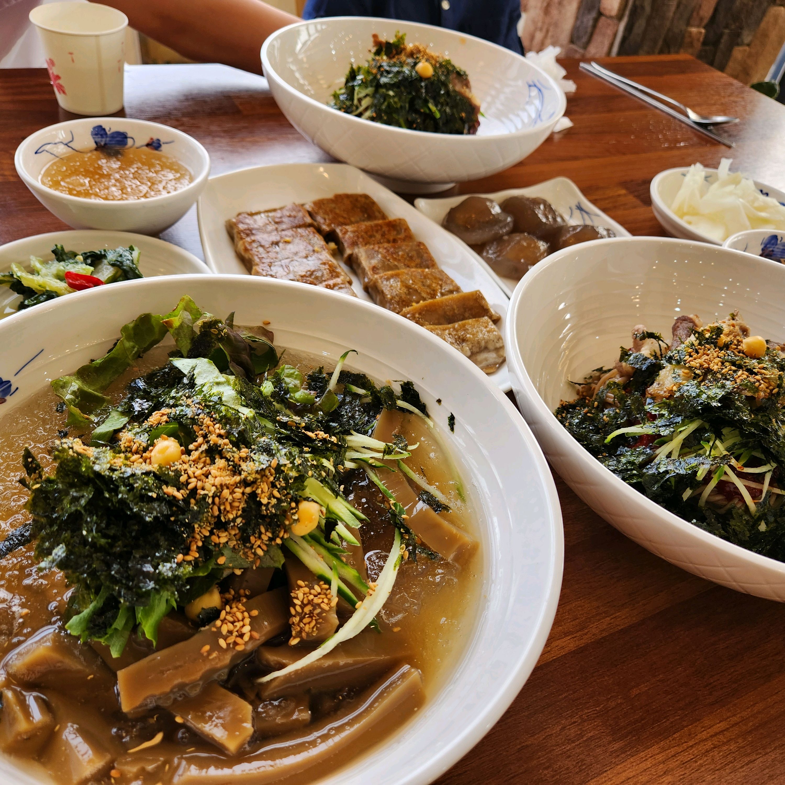까막장으로 만든 막국수라 그 맛이 궁금했는데 튀지 않고 은근한 감칠맛이 좋네요. - 경포대 맛집 까막장이야기