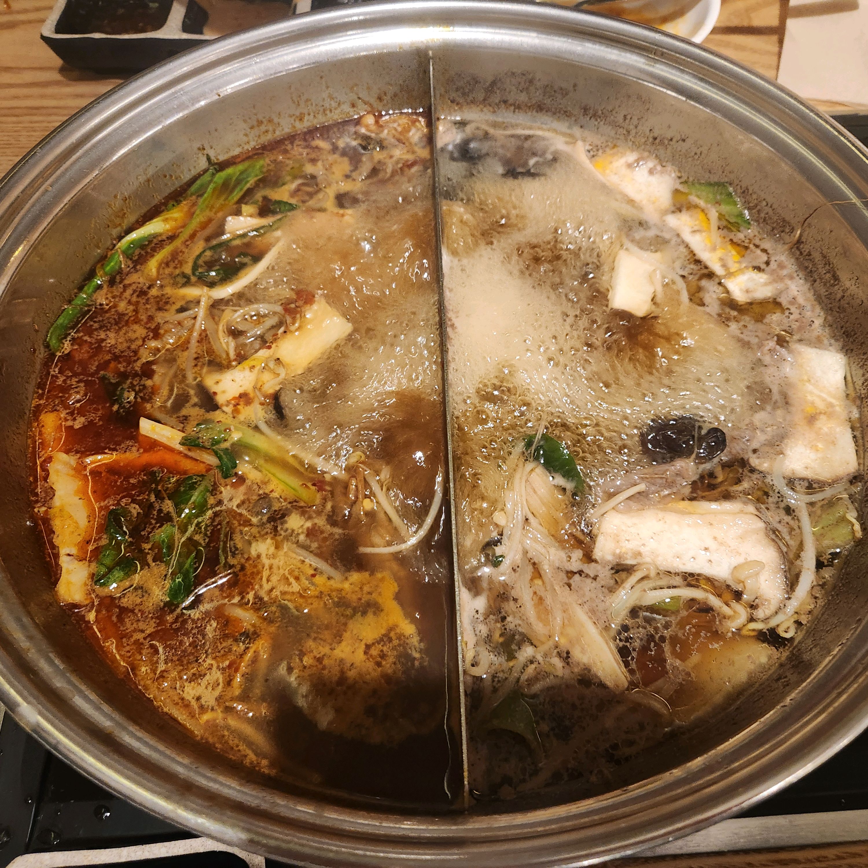 엄마,여동생이랑 점심식사로 방문했어요~ 엄마가 샤브샤브를 좋아해서 방문했는데~매장도 넓고
