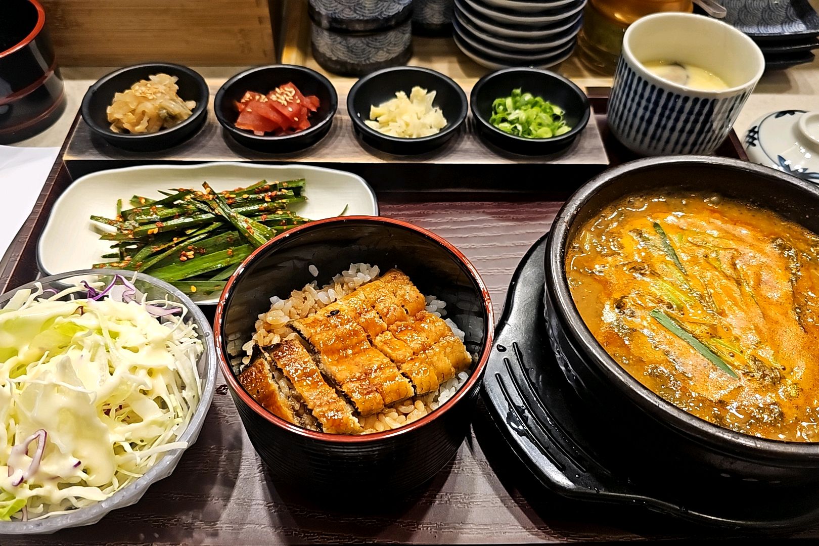 장메추탕세트 먹었는데 맛있었어요. 장메추탕 세트로 먹으니 장메추탕과 장어덮밥이 같이 나옵니
