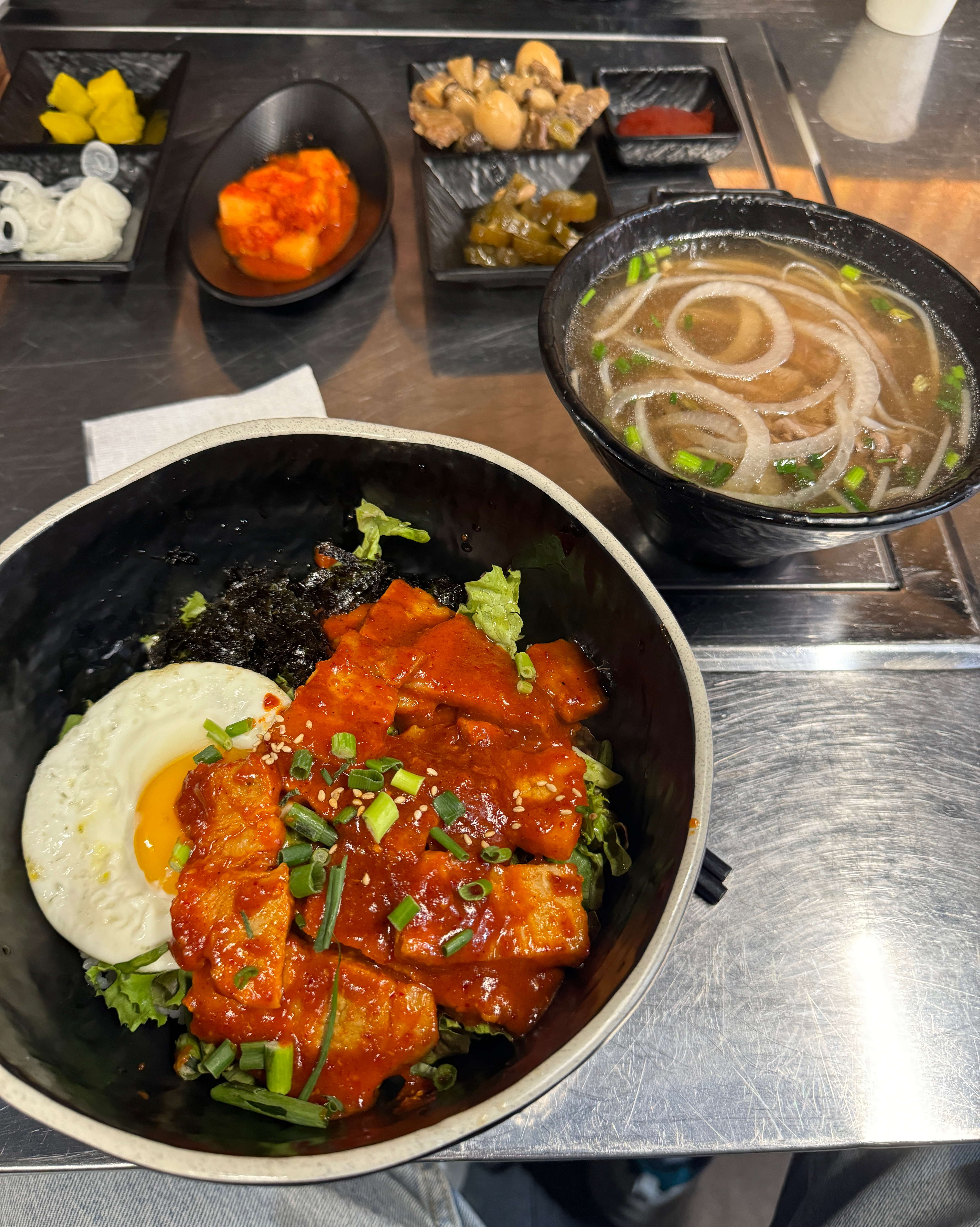 양념 삼겹살과 달걀프라이가 올려진 덮밥과 쌀국수 국물 세트
