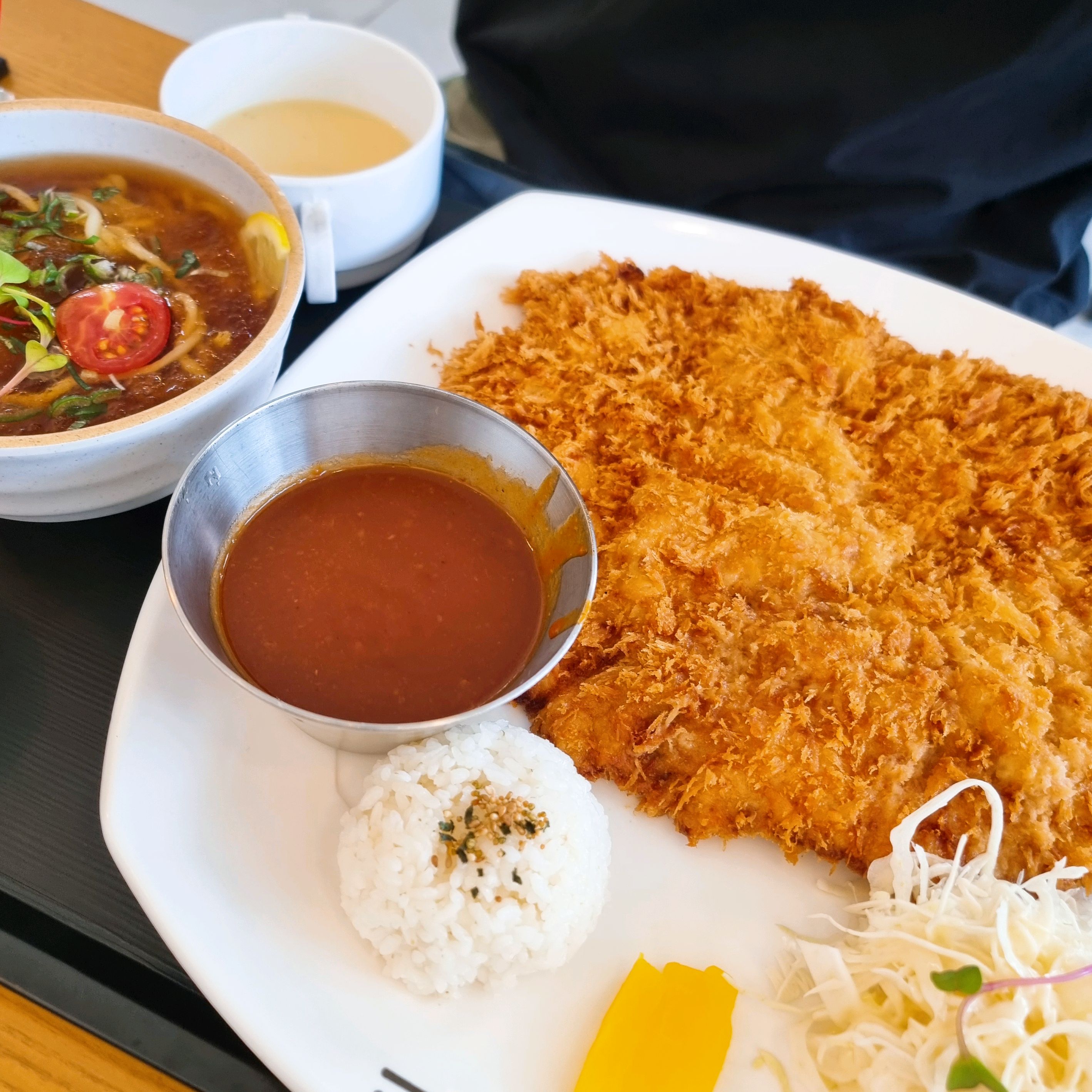 제주에서도 홍돈이라니ㅎㅎ 진짜 오랜만에 홍돈갔는데 맛있게 잘먹었습니당 다음에 또 갈게요!👍