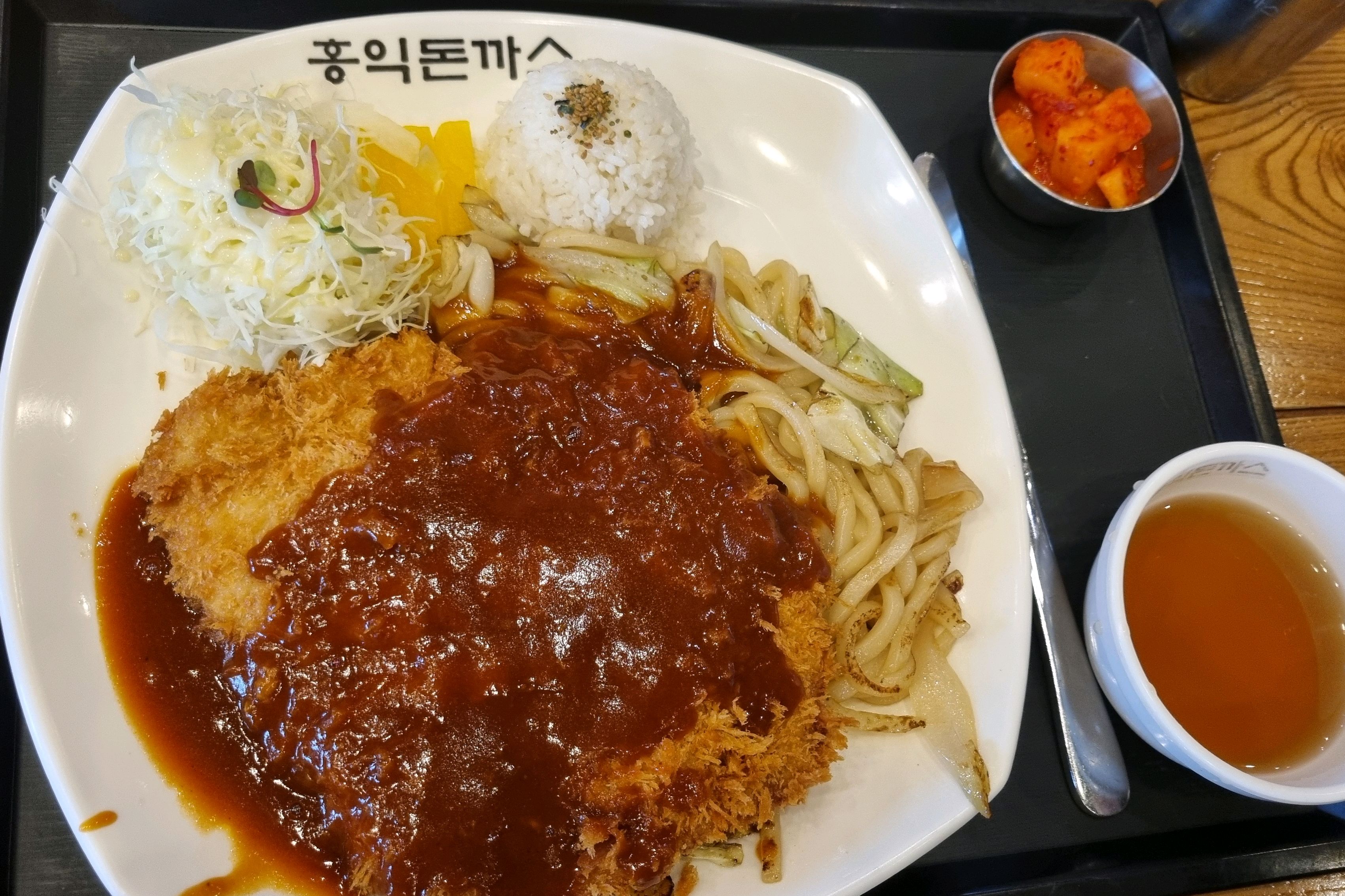 양도많고 웨이팅없이 들어갔네요 셋트메뉴에 볶음우동 맛있어요 대표메뉴에 스프가 나와서 좋았어