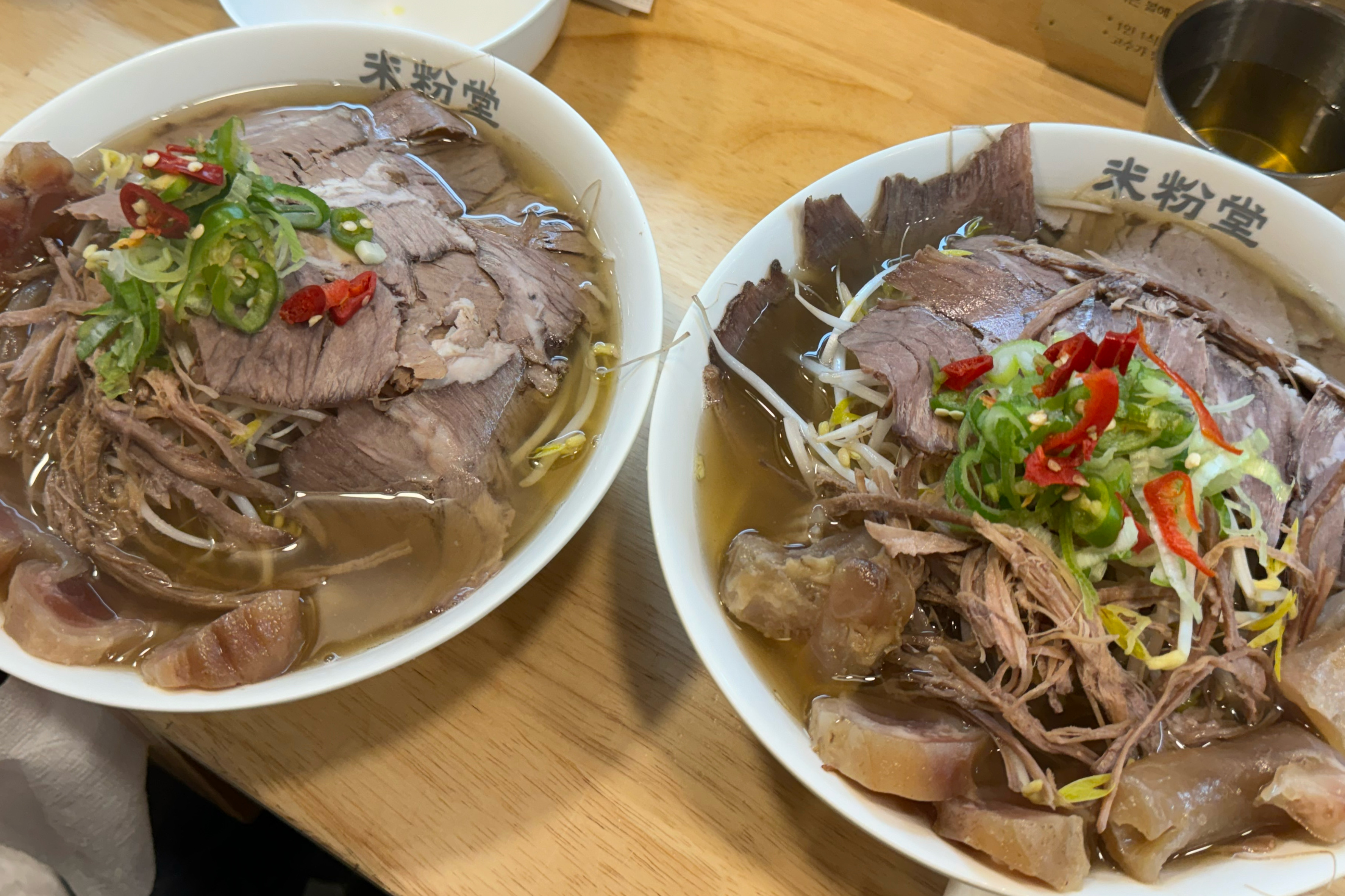 두번째 방문이네요! 차돌양지힘줄쌀국수와 고구마짜조를 먹었어요😋 양이 정말 많고 숙주도 듬뿍
