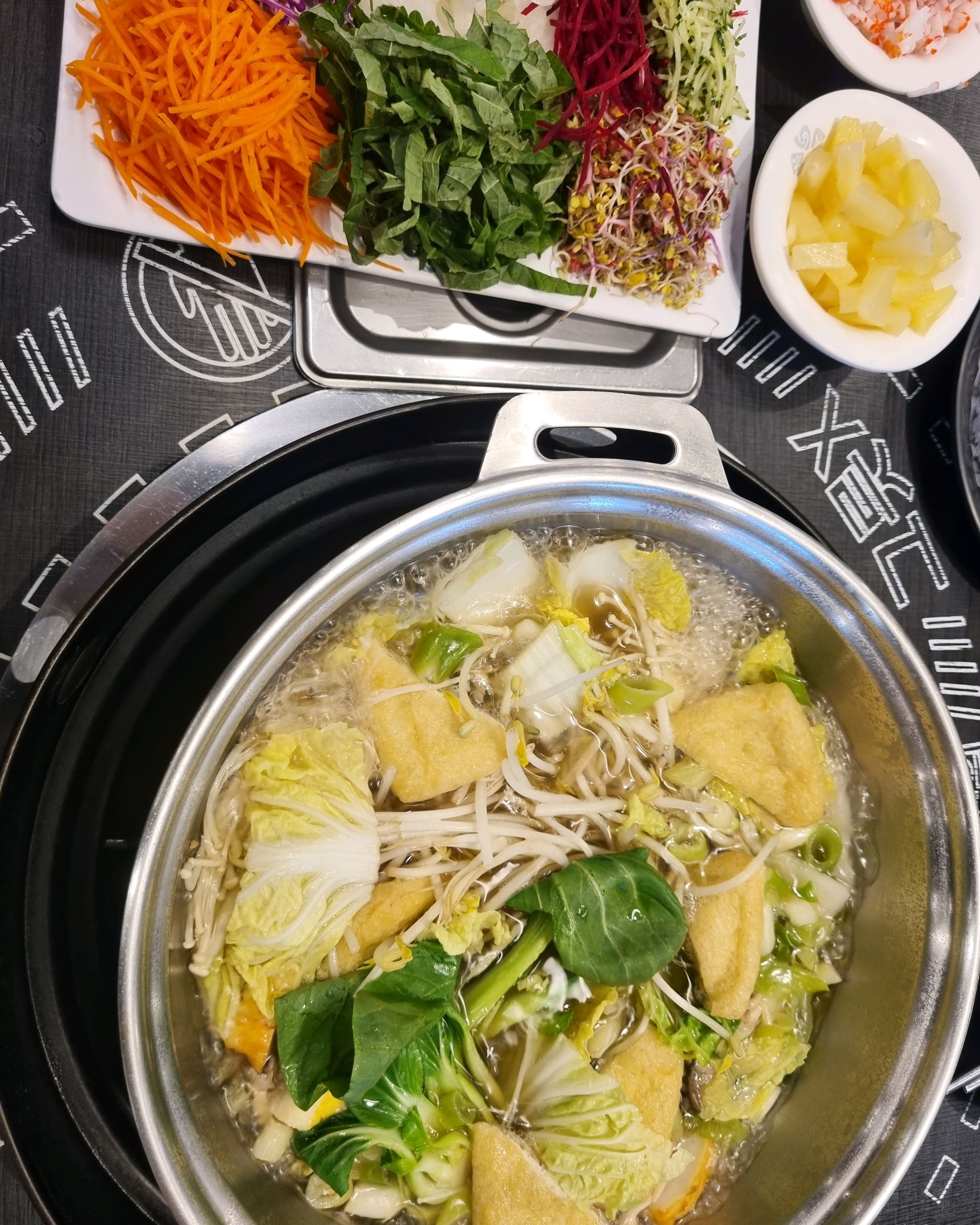 월남쌈과 샤브에 채소들은 신선하고 뷔페식이라 눈치없이 양껏 먹을수 있어서 좋아요 - 홍제동 맛집 소담촌 강릉유천점