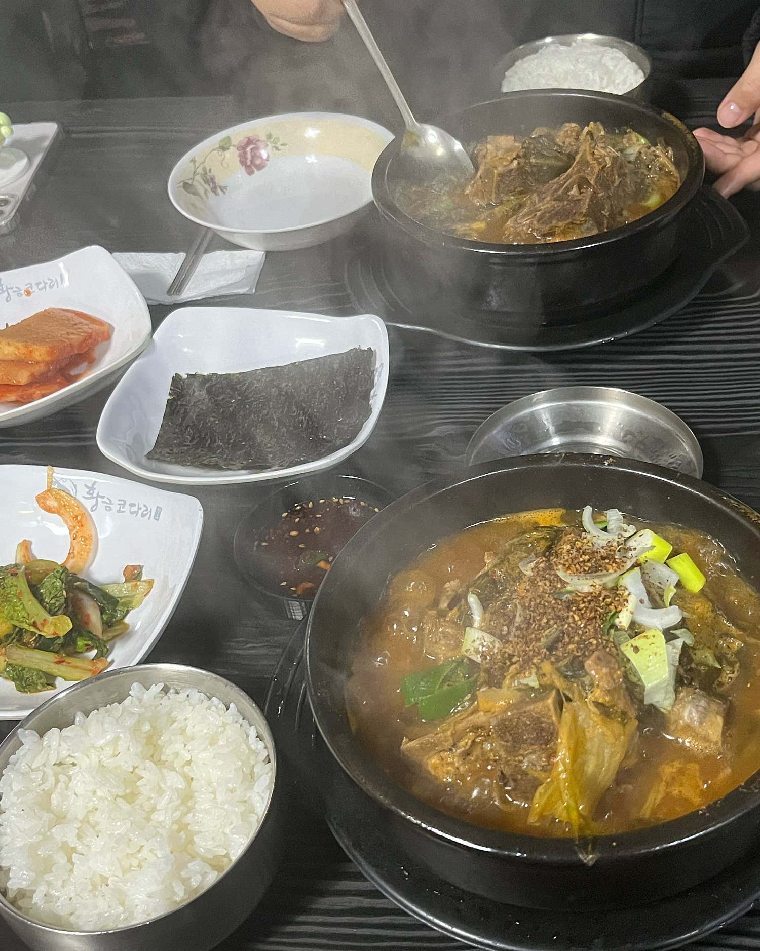 접시 가득 푸짐하게 담긴 제육볶음