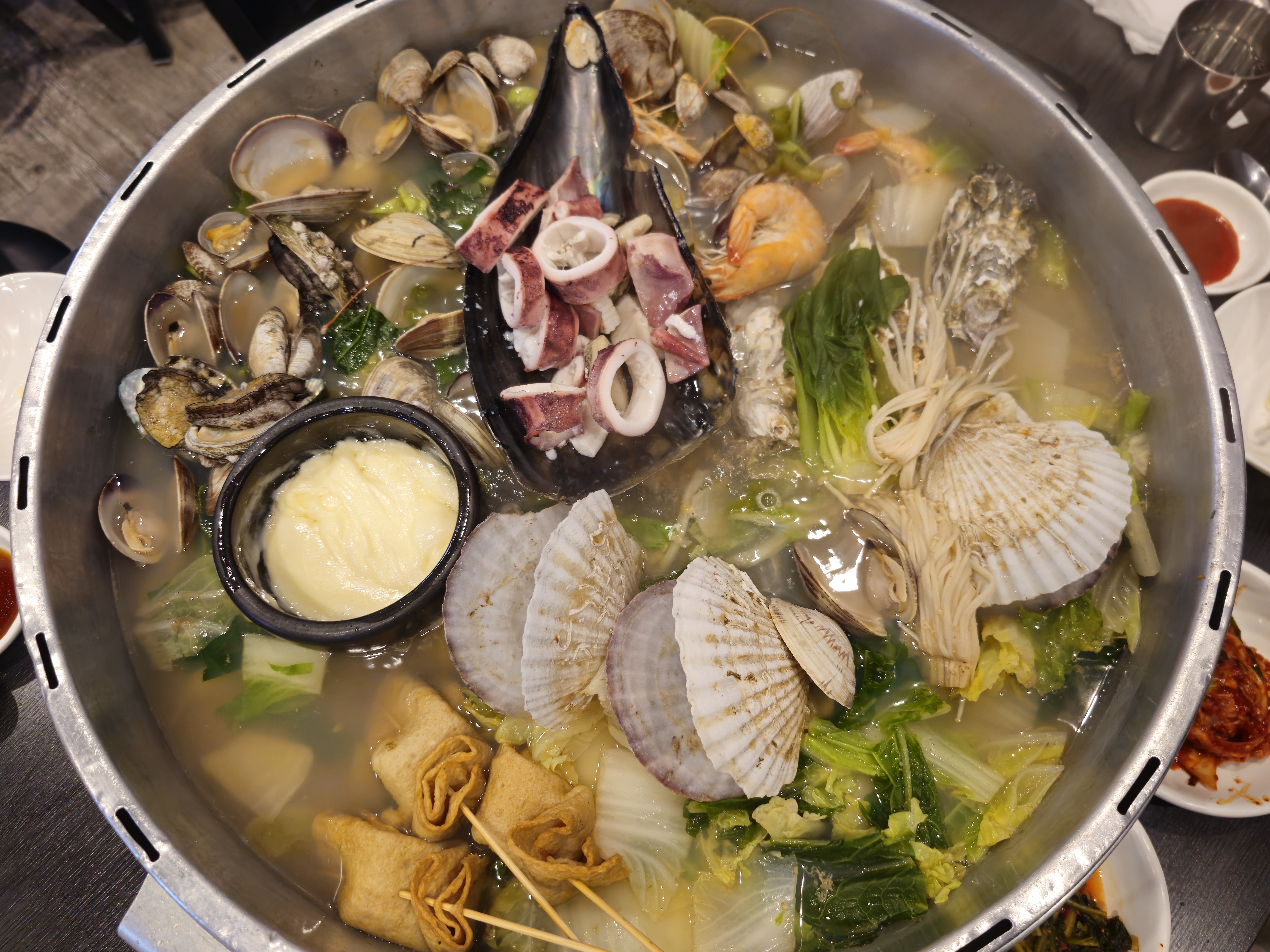  시청역 해물 칼국수 전문점 바다한가득 조개전골 무교동점