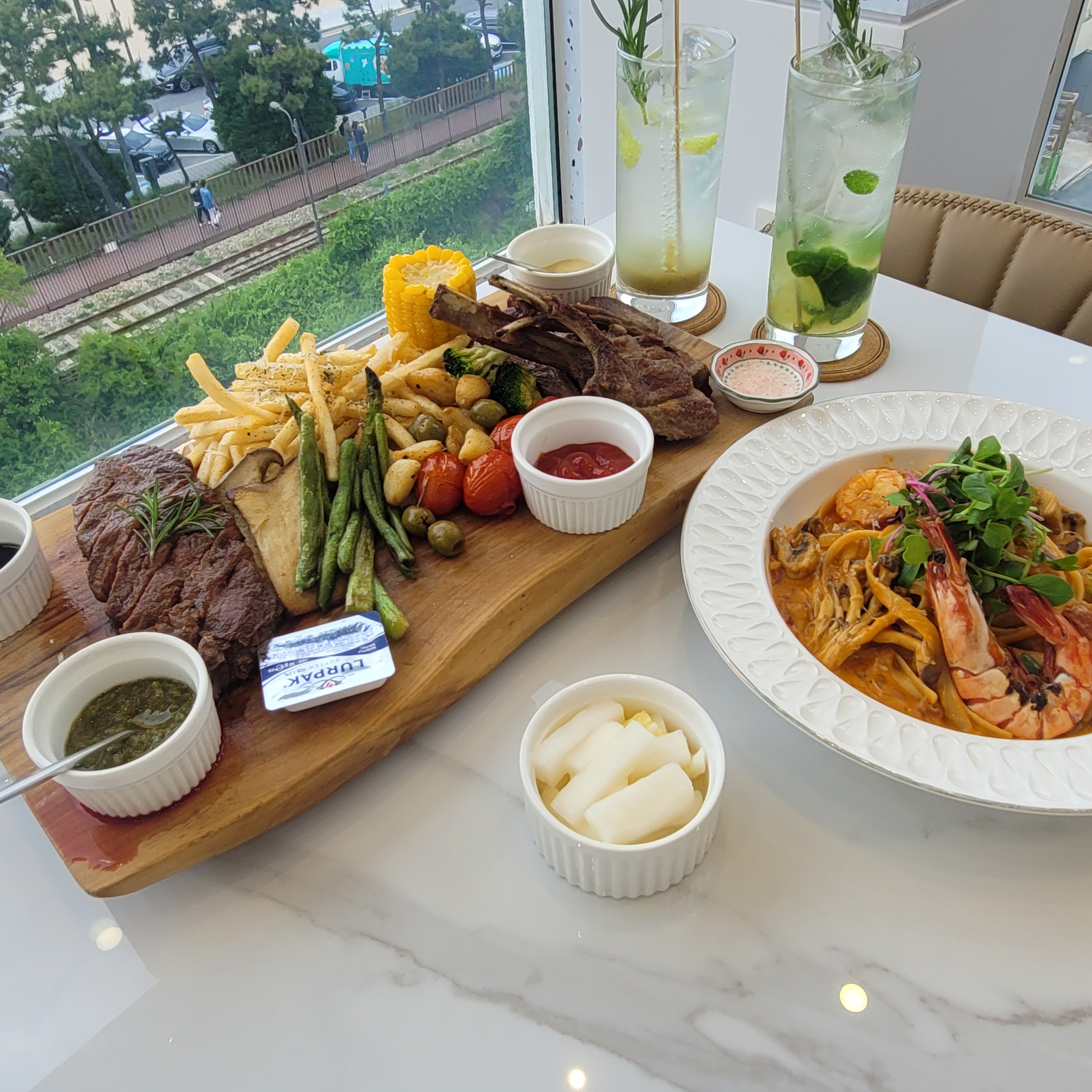 여기 뷰 미쳤어요.. 음식도 맛집 뷰도 맛집!! 스테이크도 내 맘대로 익혀 먹을 수 있어