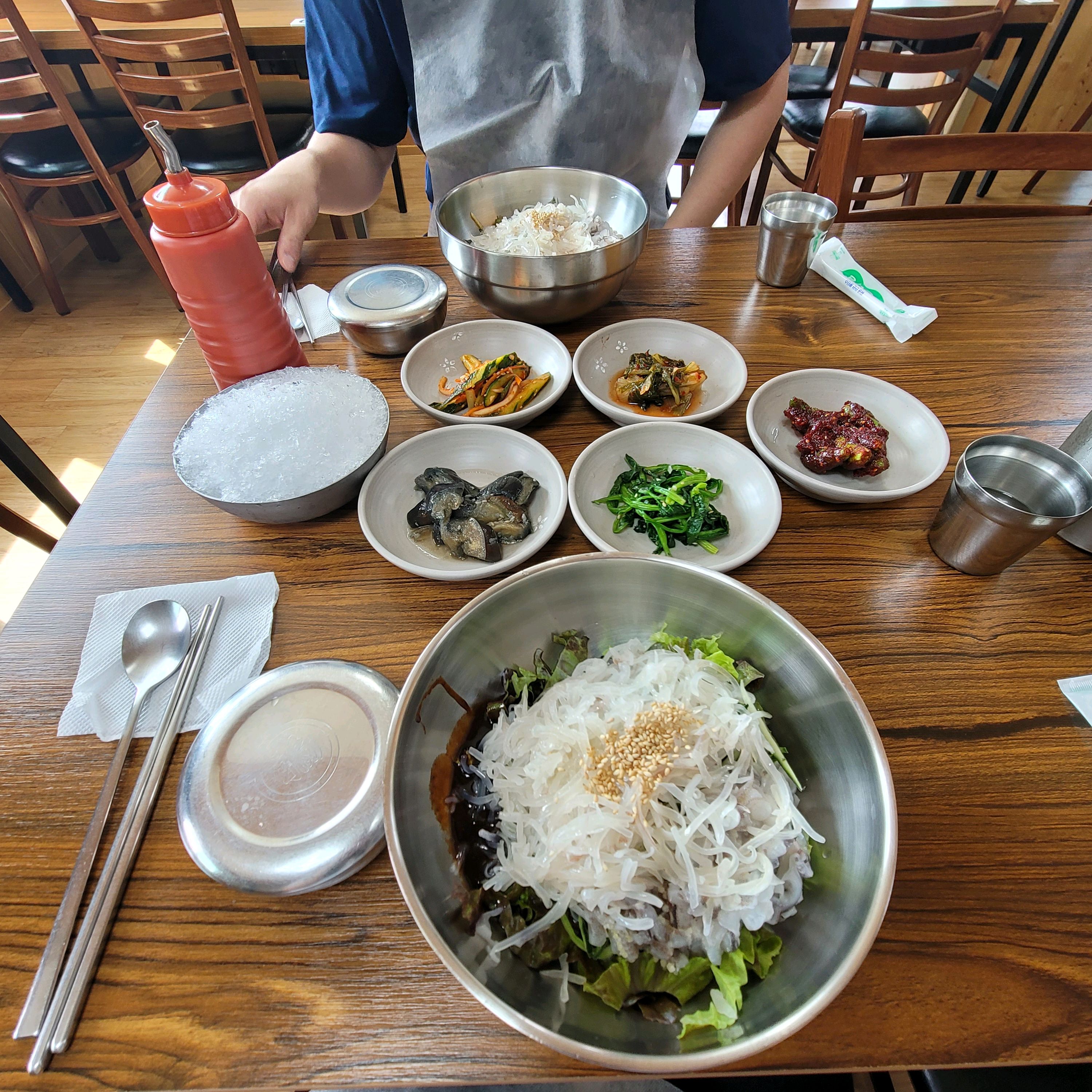 오픈시간 맞춰서 방문했더니 손님들이 많지 않아 기다림 없이 입장했어요😁 당일 오징어 물회가