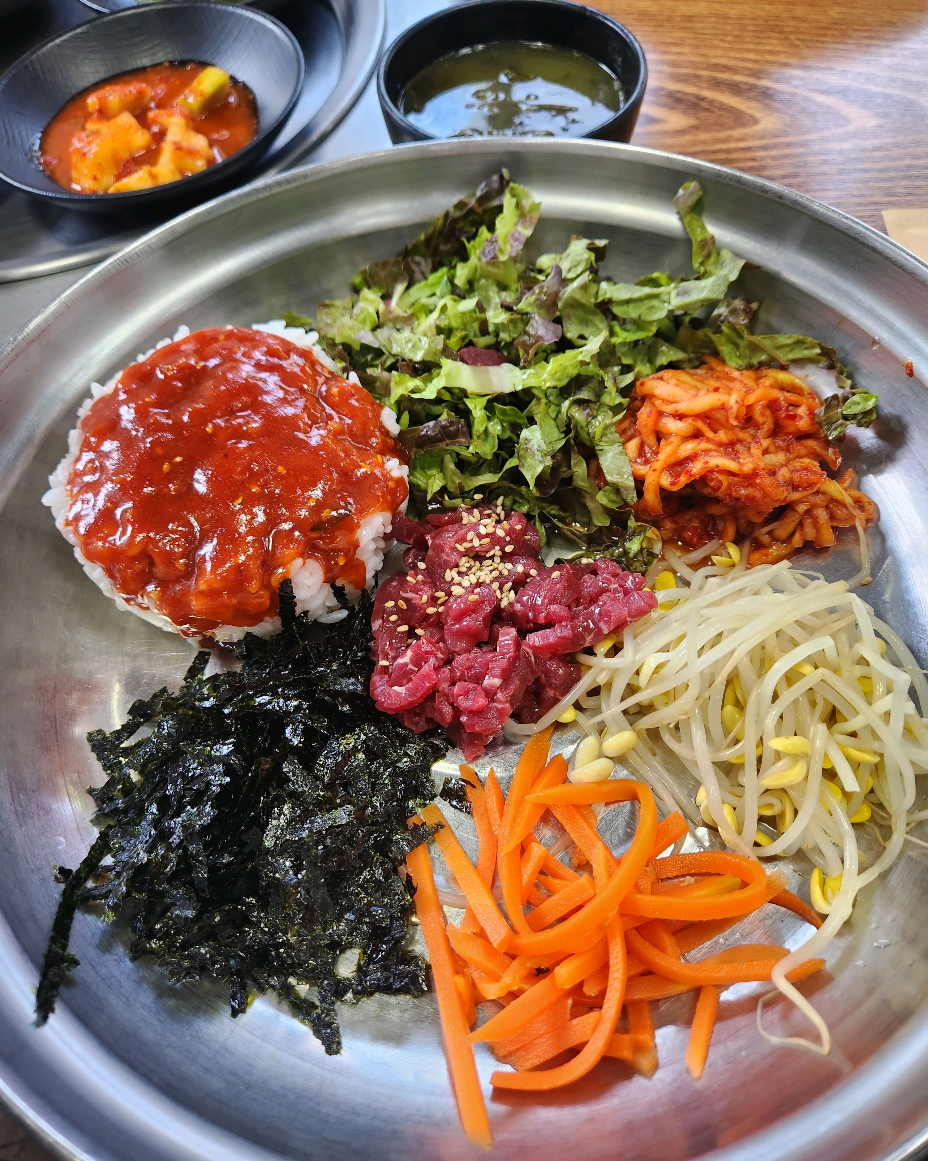 깔끔한반찬에 맛있는 육회비빔밥을먹을수있어요!! - 권선동 맛집 장터한우