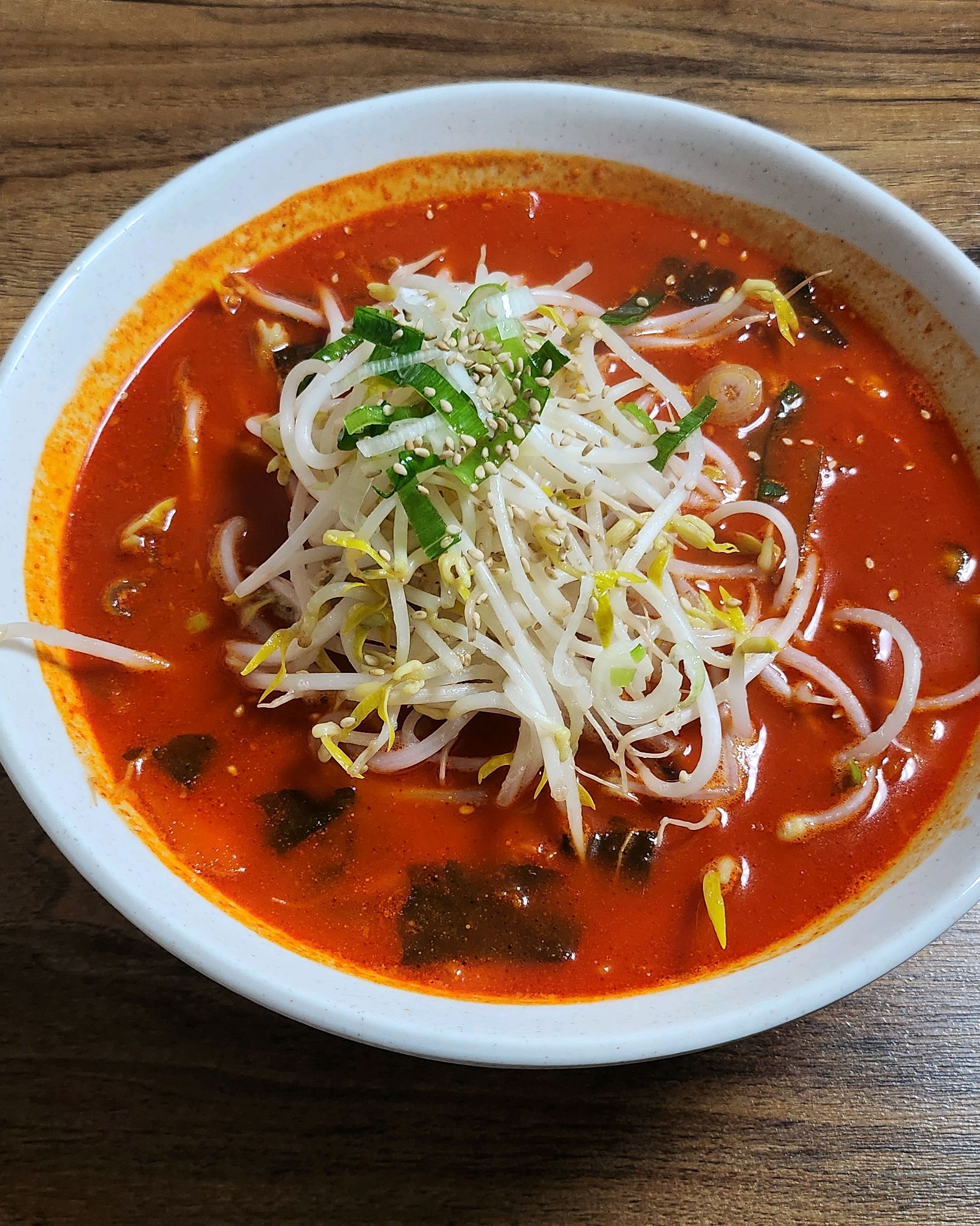 아삭한 숙주에 진한고기짬뽕입니다. - 삼척항 맛집 보스짬뽕