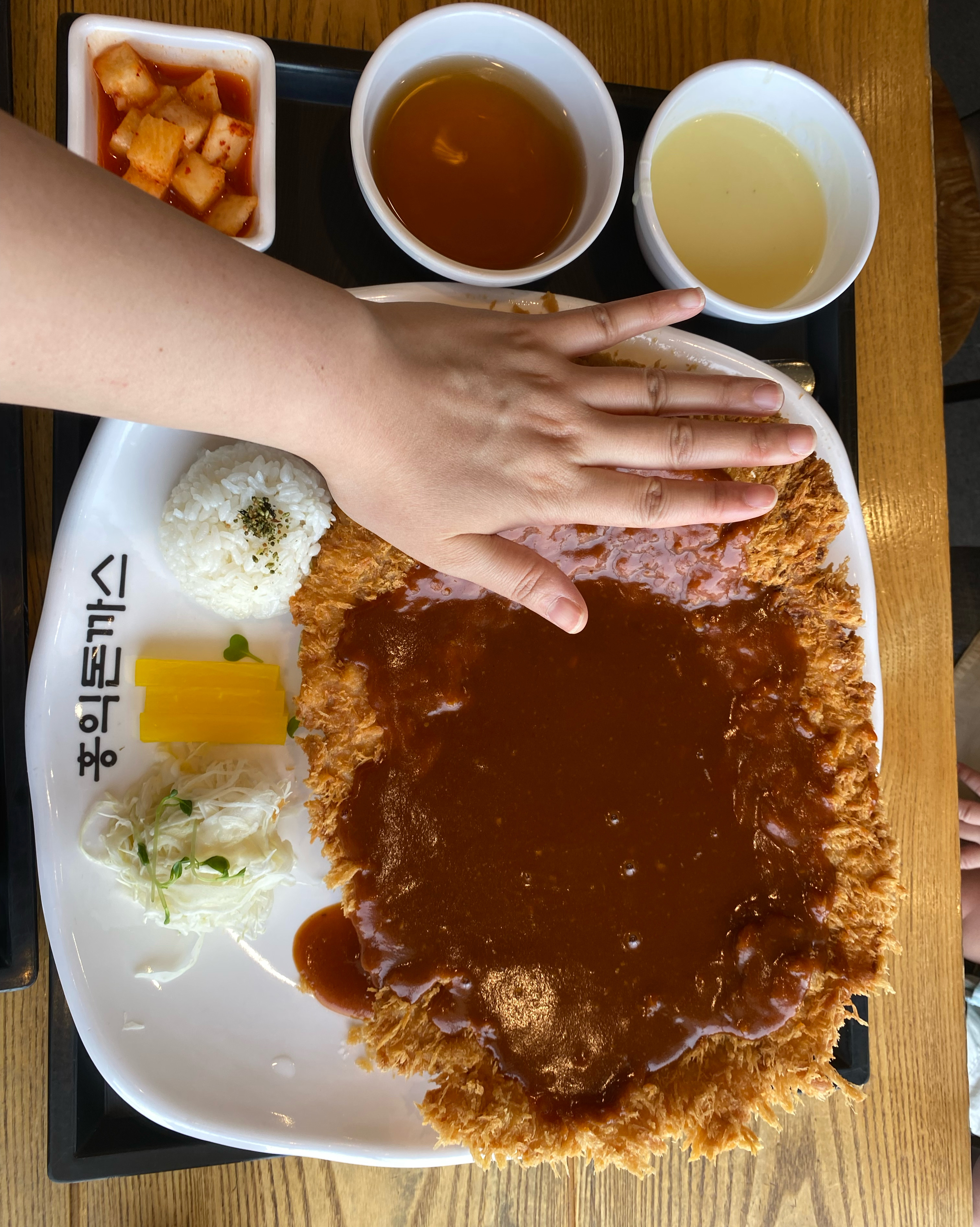 돈까스 맛집이라고해서 갔는데 정말 가성비 대박이네요 음식 도 맛있고 아기랑 가서 정신 없었