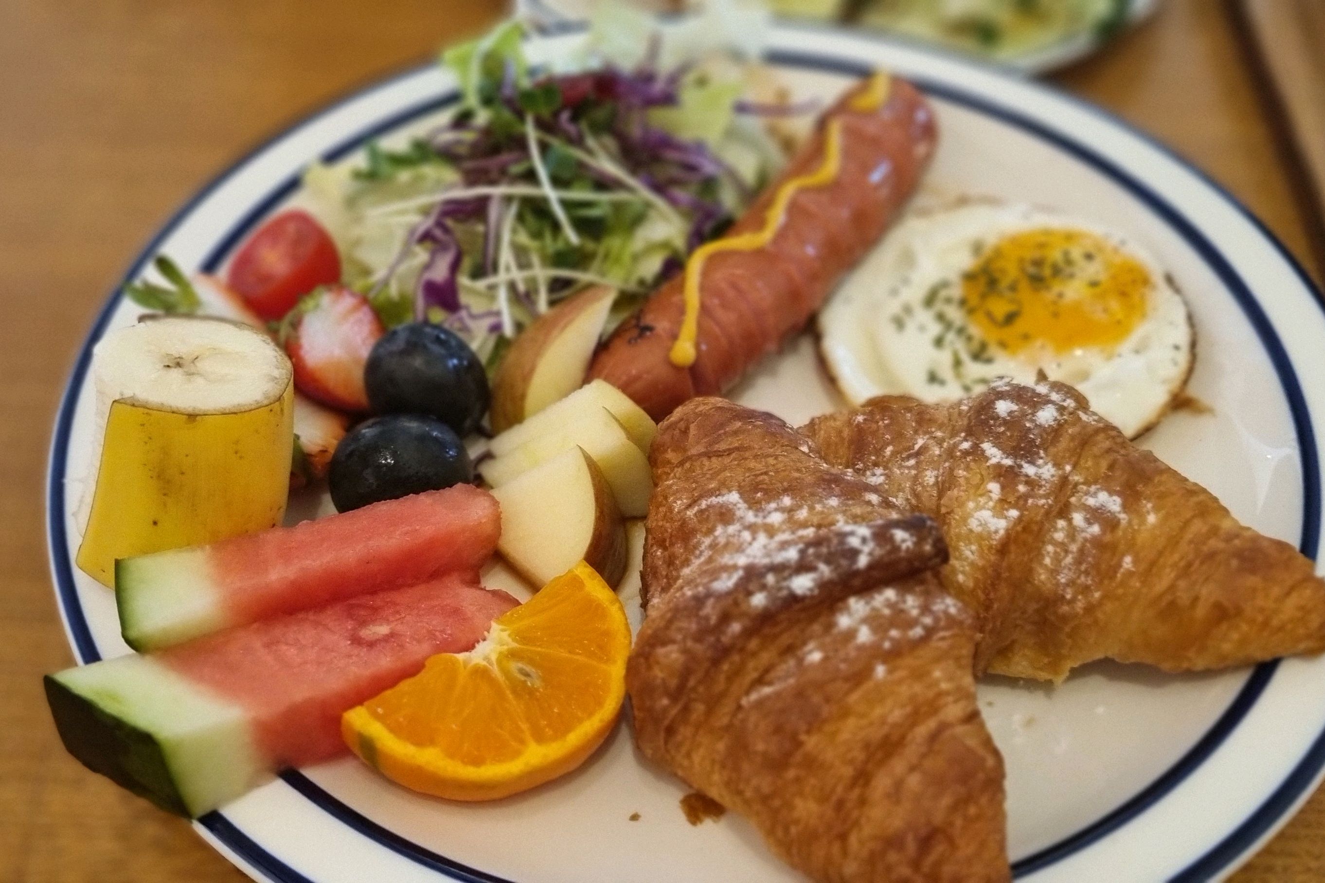 음식이 나올 때마다 사장님께서 직접 만든 것들이라서 설명을 해준답니다. - 부산역 맛집 단테라운지