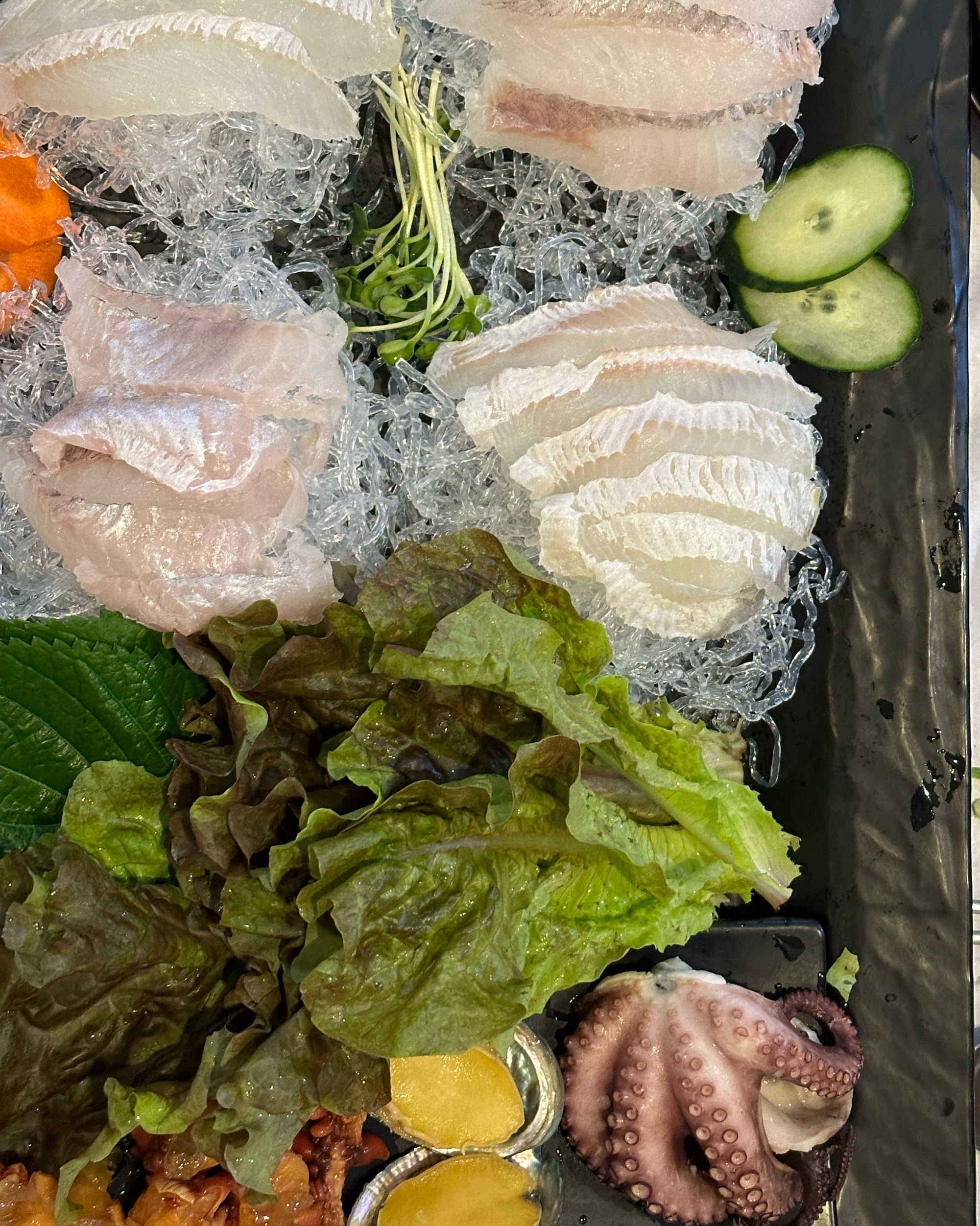 가게도 깨끗하구 밑반찬이 너무너무 잘 나와요!! - 송정 맛집 회담