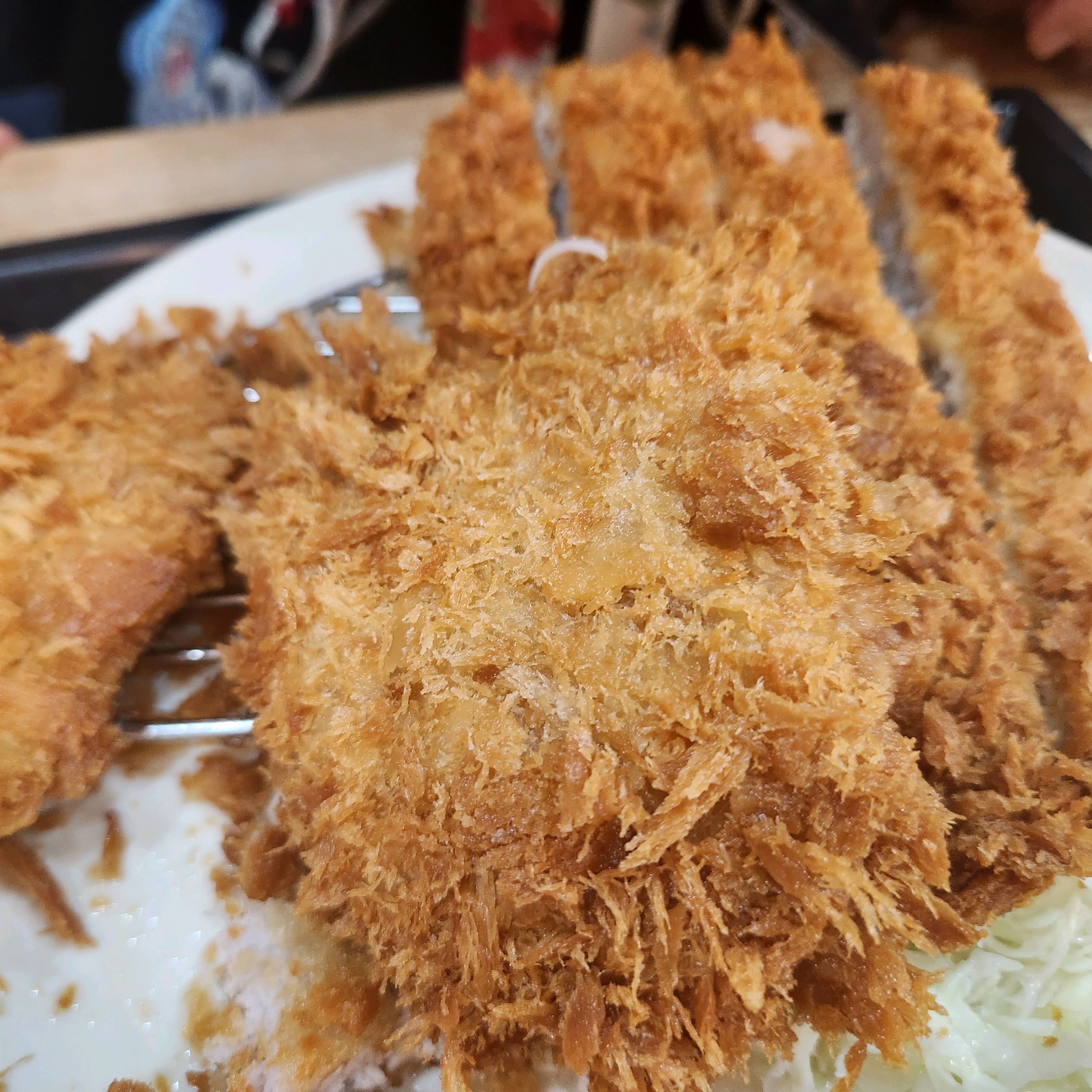 정말 맛있고 만족스러워서 리뷰쓰려고 먹다가 사진 찍었어요. 매장이 청결한데, 조리하는곳은