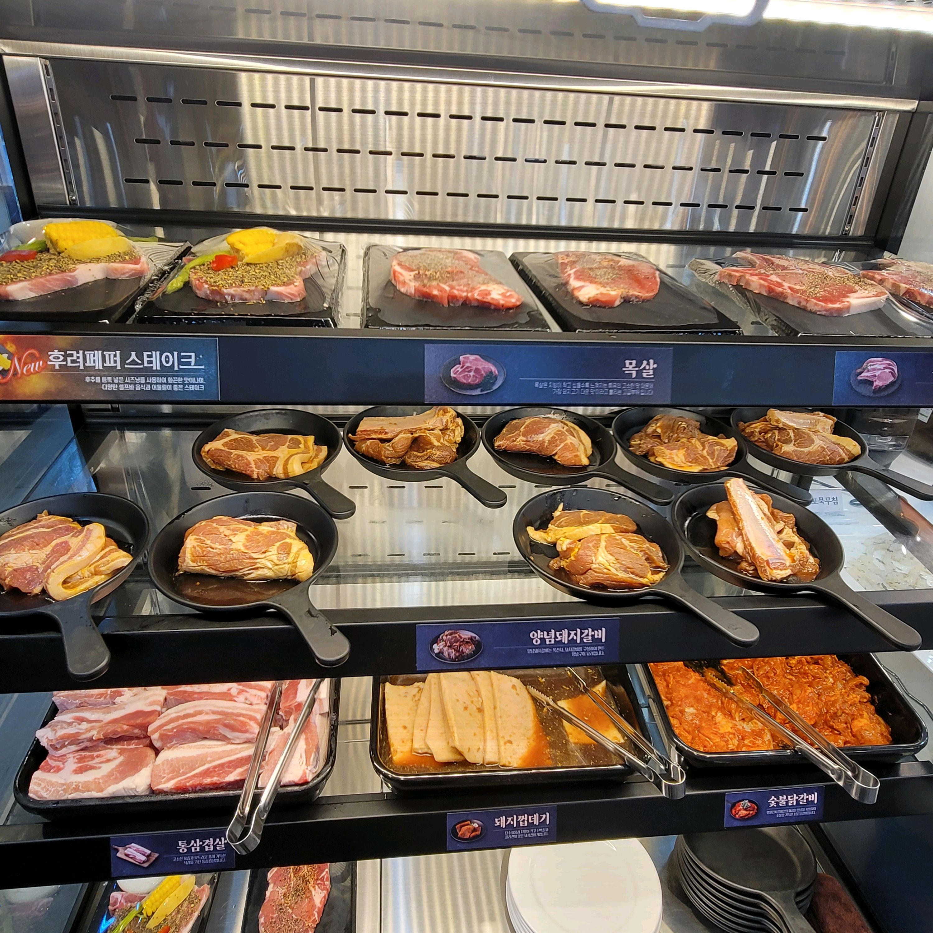매장이 깔끔하고 고기 맛도 좋아요. 아이들이 좋아하는 잡채, 튀김류도 넉넉하게 있어요.♡ - 파주시청 맛집 명륜진사갈비 파주시청점