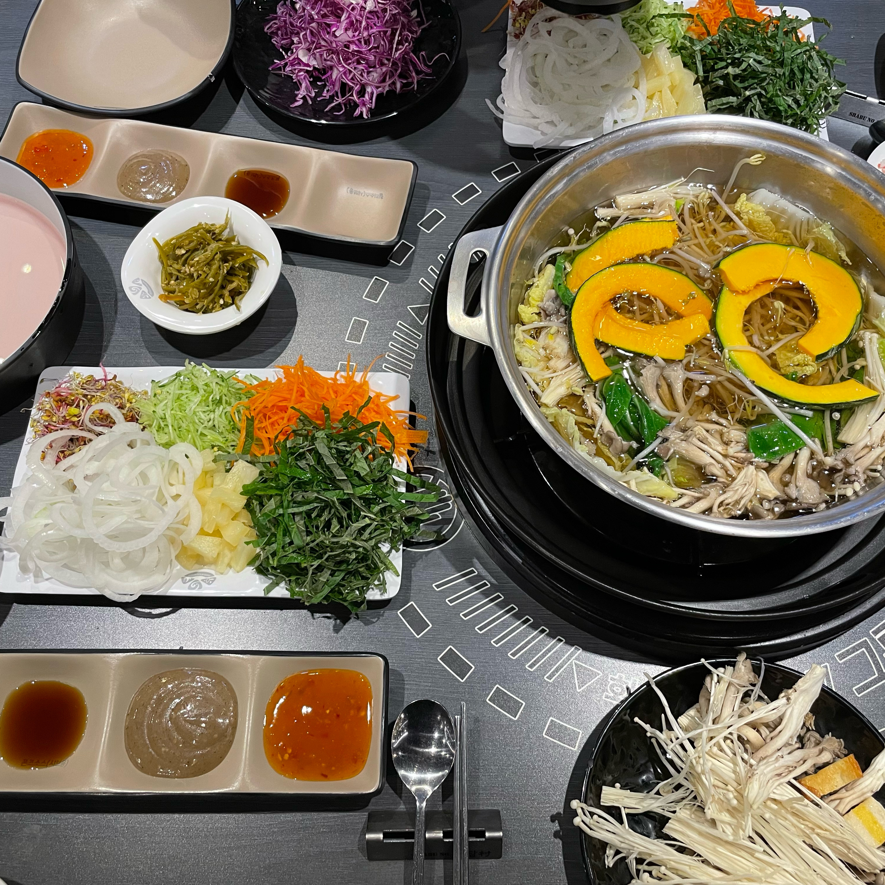소담촌은 항상 신선한 야채들 많이 먹을 수 있어서 좋아요! 부모님이 샤브샤브를 좋아하셔서