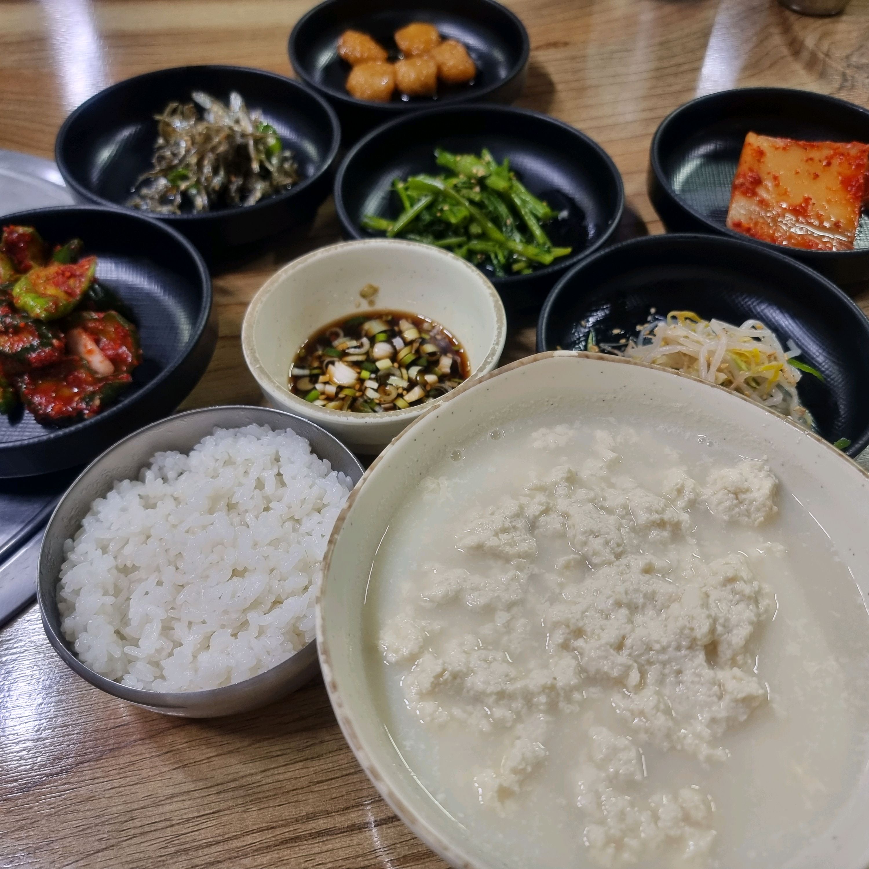 담백한 순두부 간만에 맛있게 먹었어요 유명인 사인이 워낙 많고 오래된 집인데 비슷한 곳들이