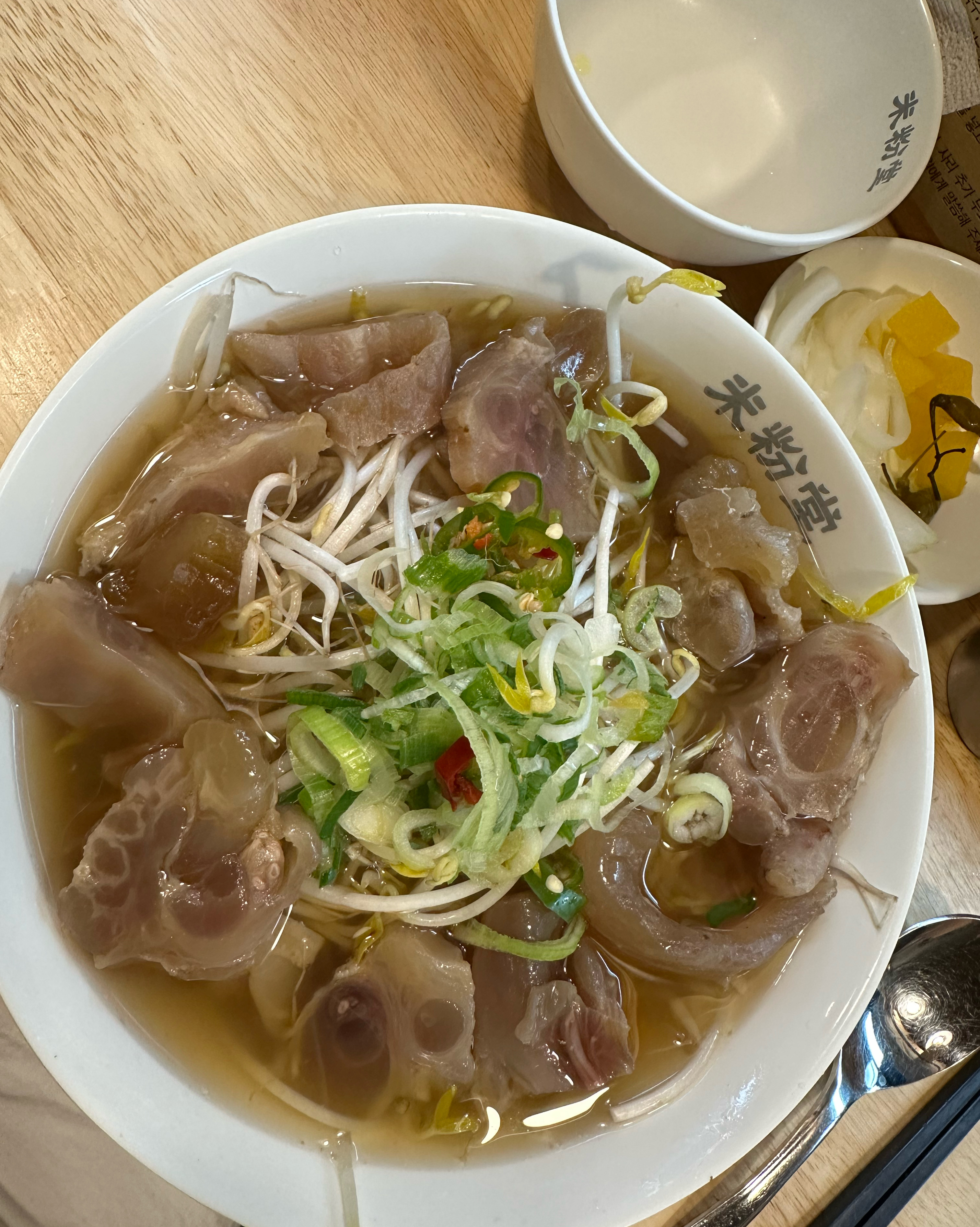 다들 친절하신데 남자 직원분 계실때면 힘줄 양도 더 많이 주시고 꼼꼼하셔요 힘줄쌀국수 완전