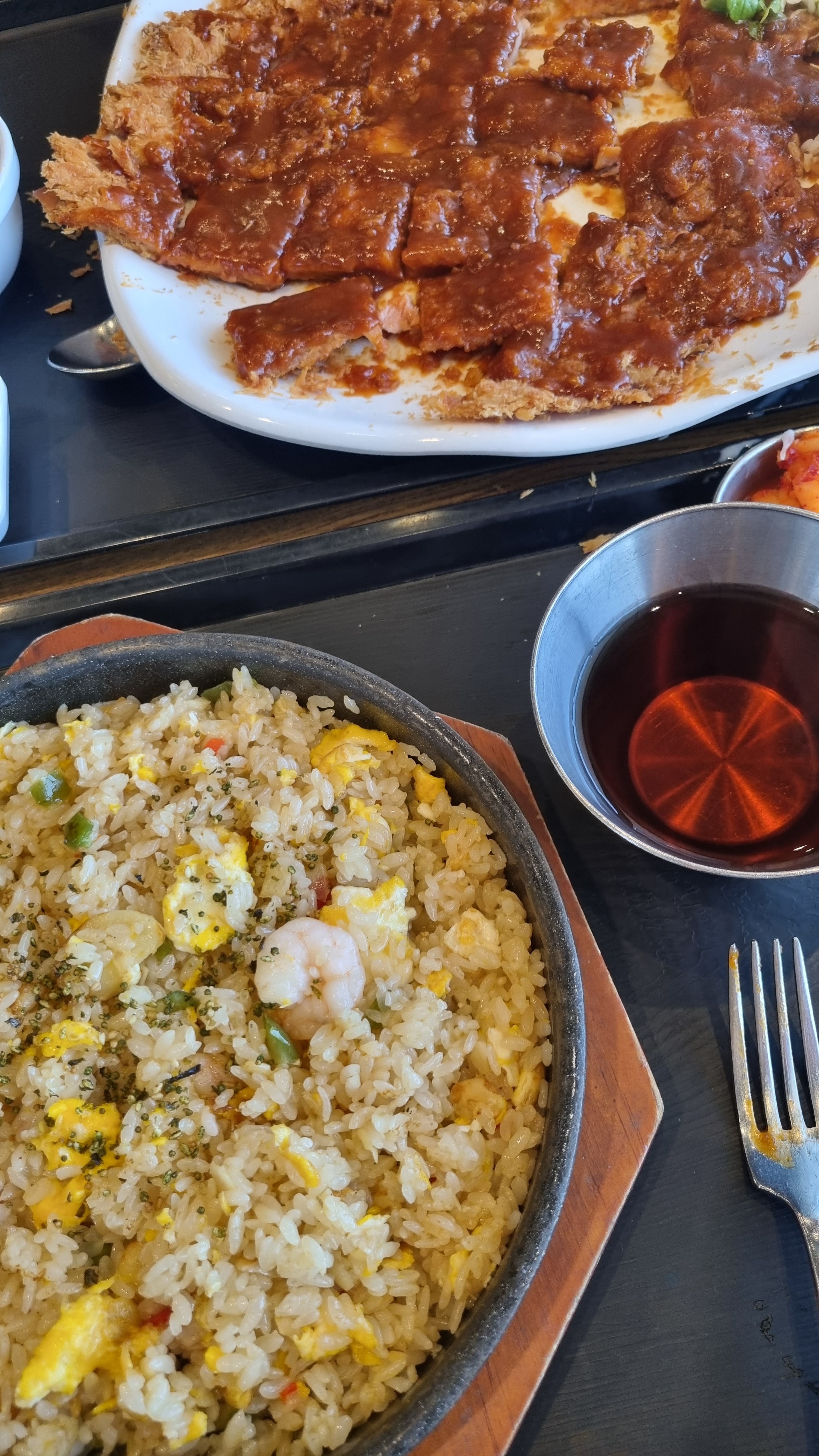 예전같지 않네요..돈까스가 넘 얇아서 씹는맛이 없고 소스가 없는 끝부분들은 딱딱하고 빵가루