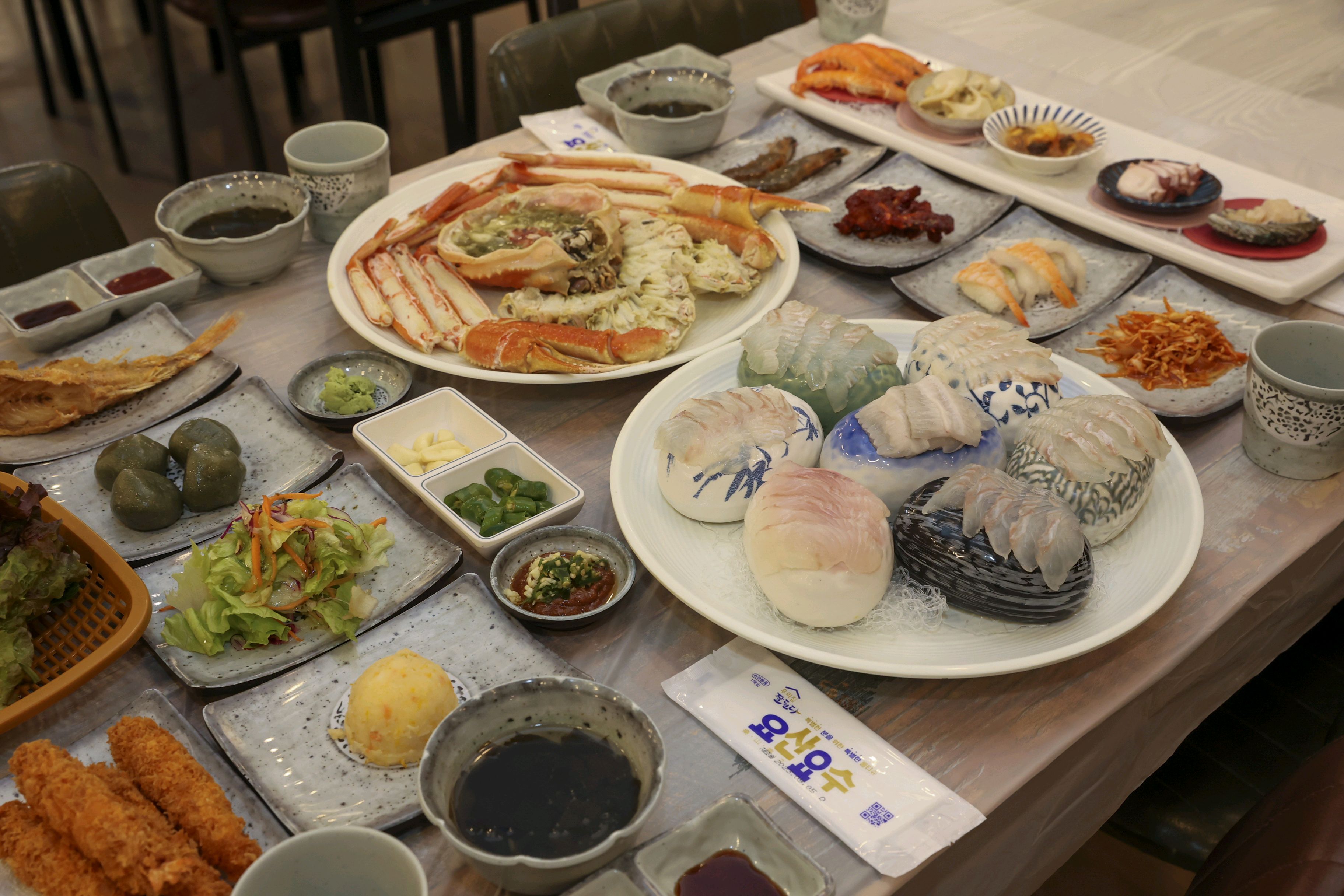 상차림 엄청 깔끔하게 나오고 음식맛도 좋아요. - 경포대 맛집 경포대 울진대게횟집