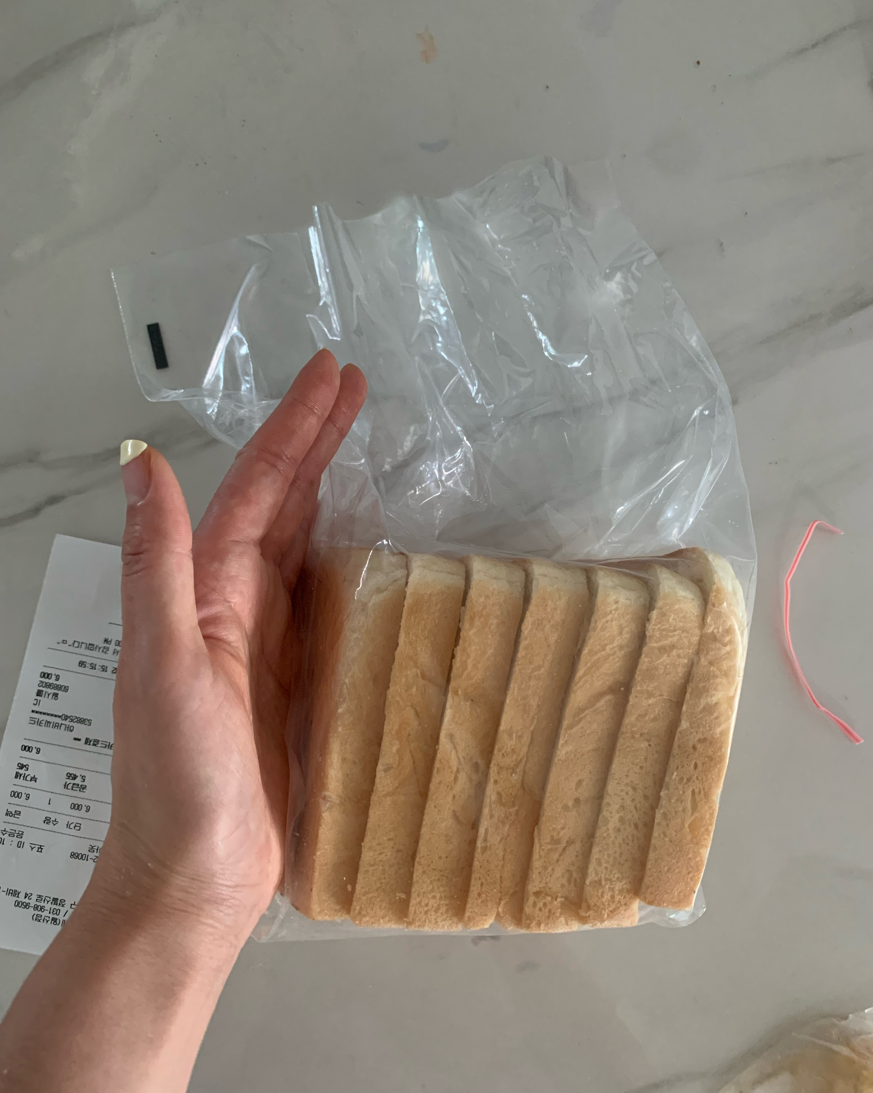 한조각 거의 천원…맛있어요 예전엔 성분 안좋았던 것같은데 지금은 천연버터 쓴다하니 마음