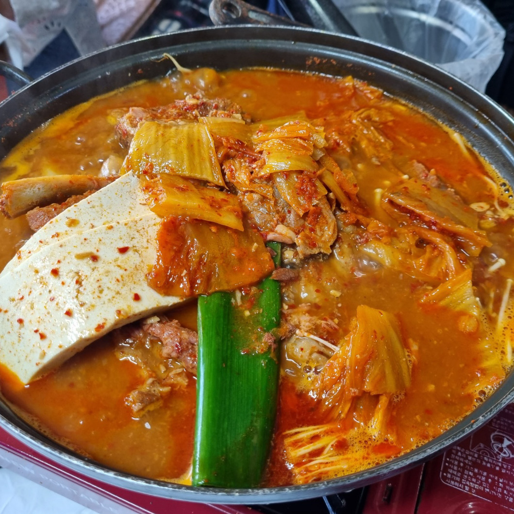 
경마공원역식당 푸짐한 김치 감자탕