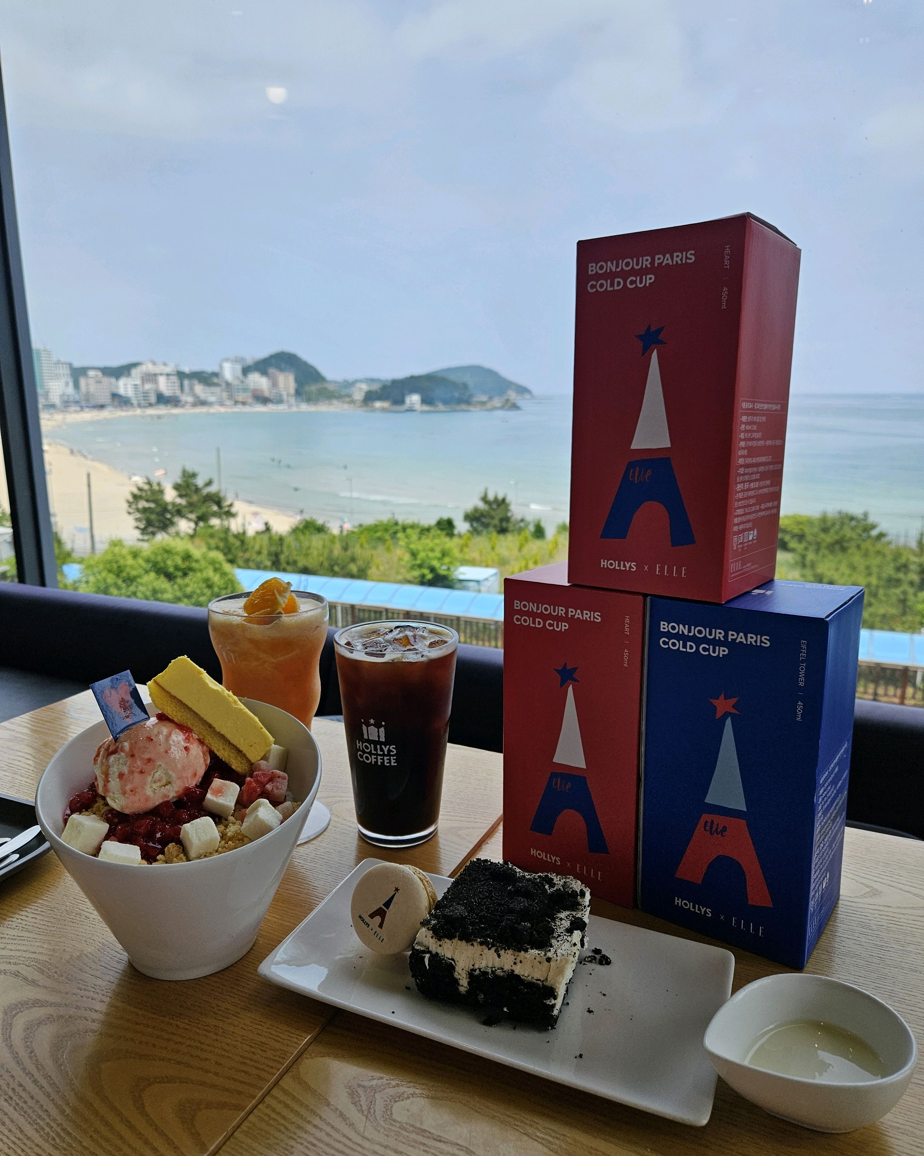 친구네 부부랑 점심먹고 해변산책 후에 티타임하러 갔어요^^ 빙수도 커피도 완전 맛나요!!