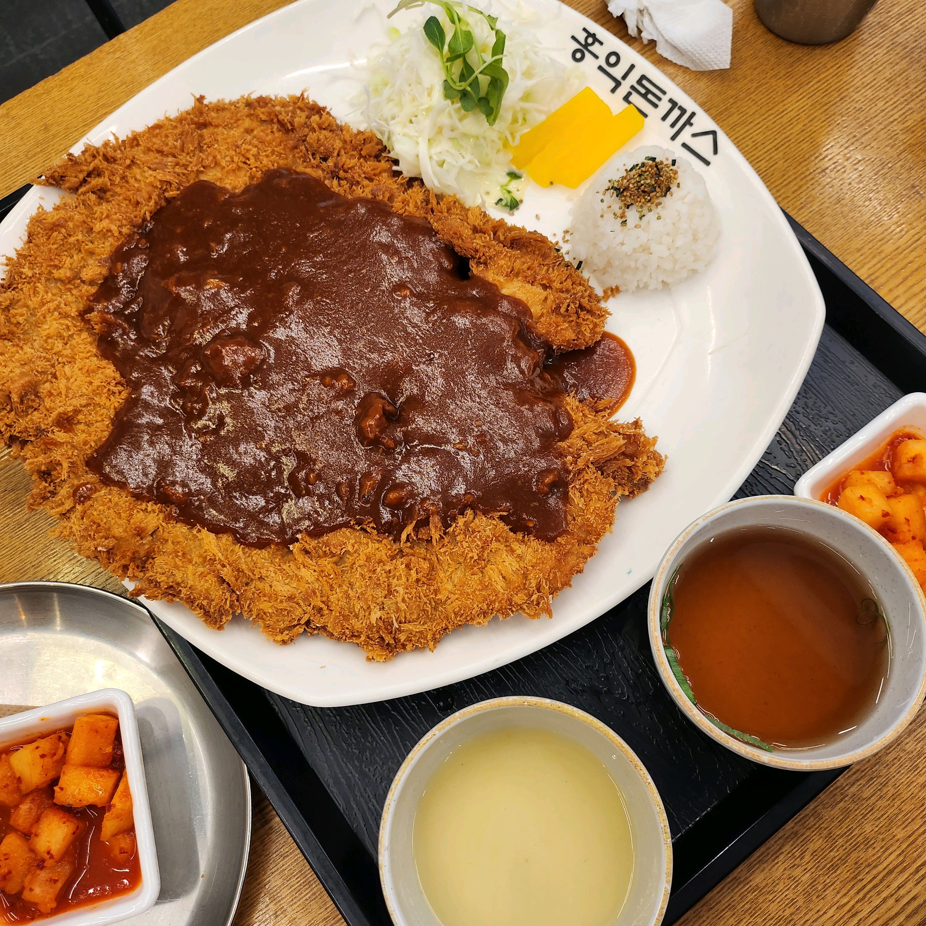 오랜만에 방문했는데 더 맛있어진것 같아요 - 여수 학동 맛집 홍익돈까스 여수점