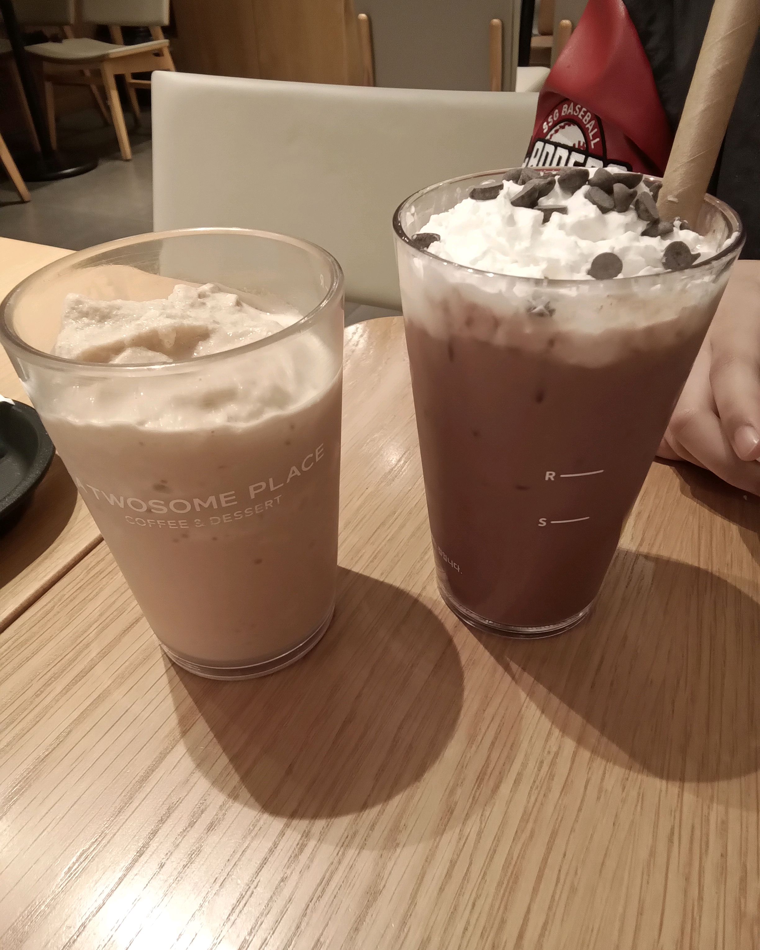 이층가서 먹은건 처음인데 분위기 좋고 편하게 있다가 갑니다 - 천호동 맛집 투썸플레이스 강동명일점