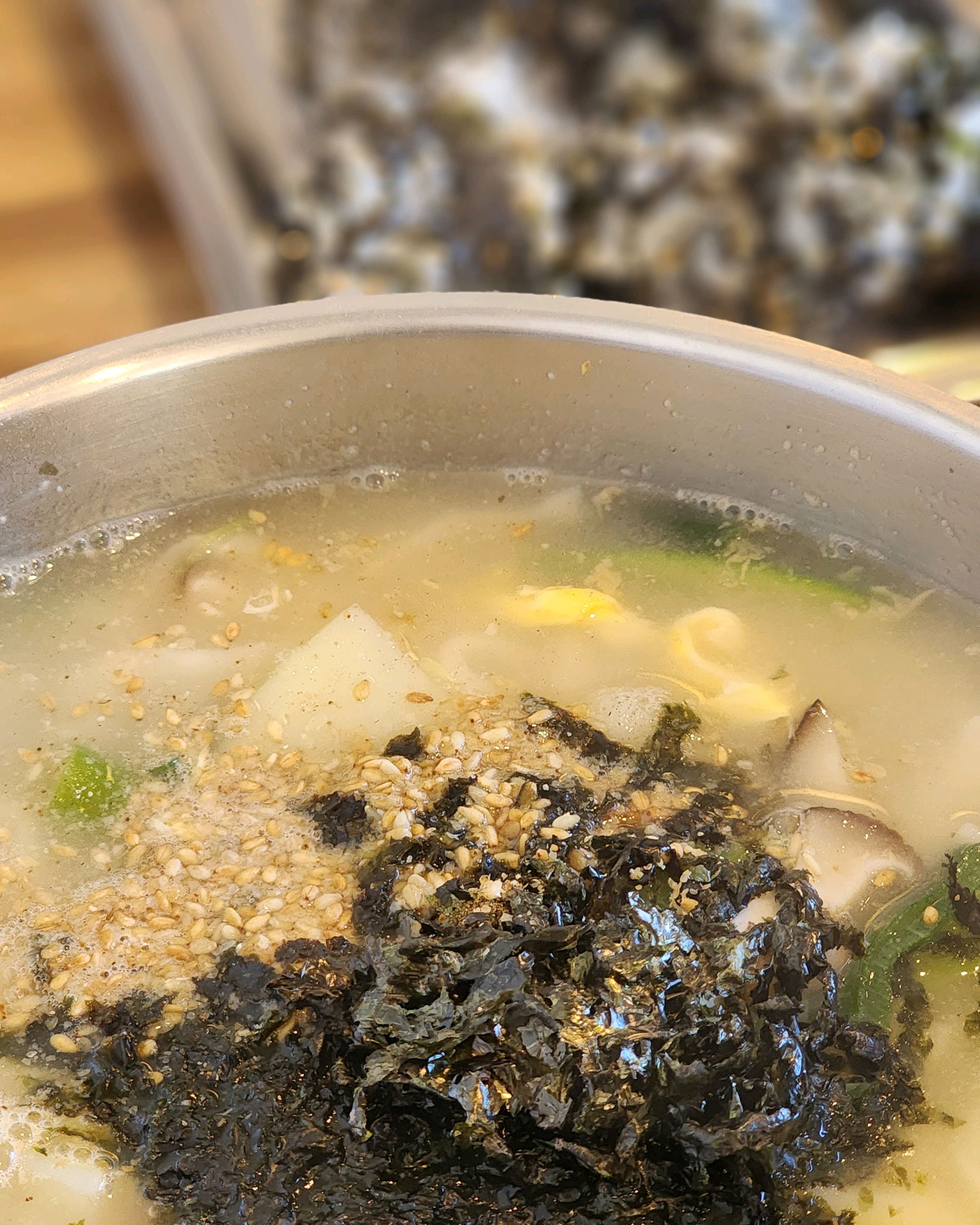 맛은 평타고 인테리어나 분위기는 깔끔해요. 근데 정말 오래걸려요. 무진장 오래걸리니 미리미