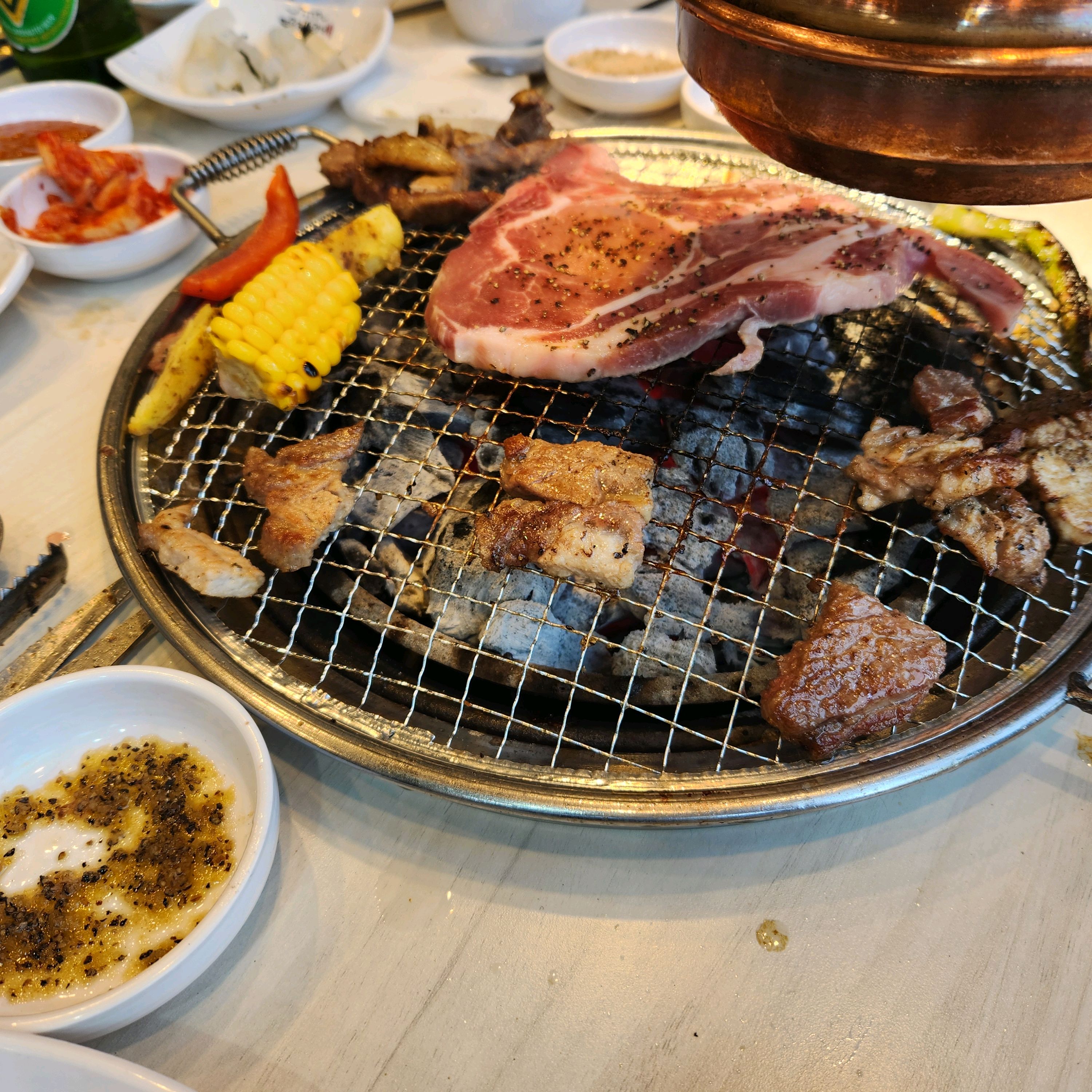 고기 양념이 바뀐건지 엄청 오랜만에 갔는데 완전 맛있음.. 다 필요 없고 양념.. 또 먹고