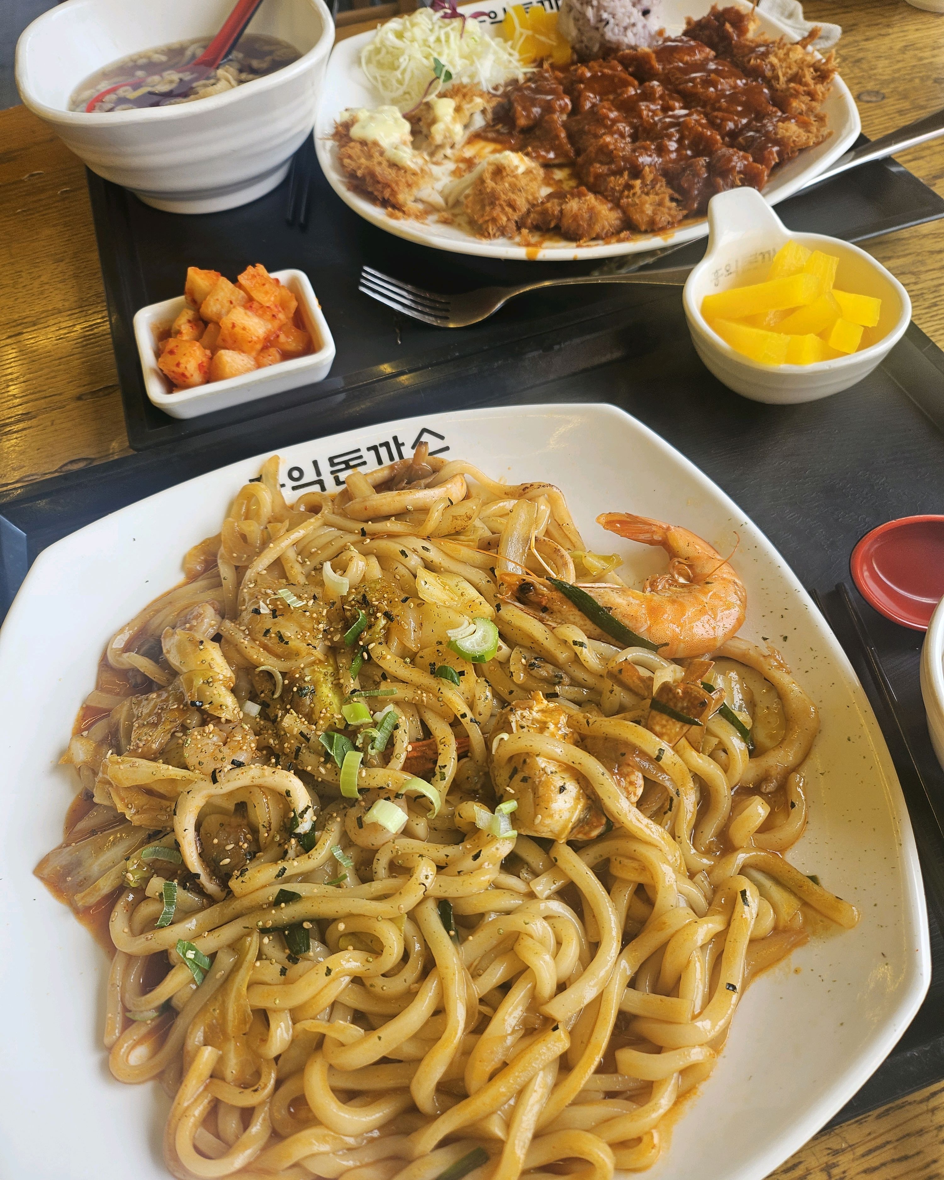 돈가스가 양도 많고 맛있어요 - 광명 밤일마을 맛집 홍익돈까스 광명점