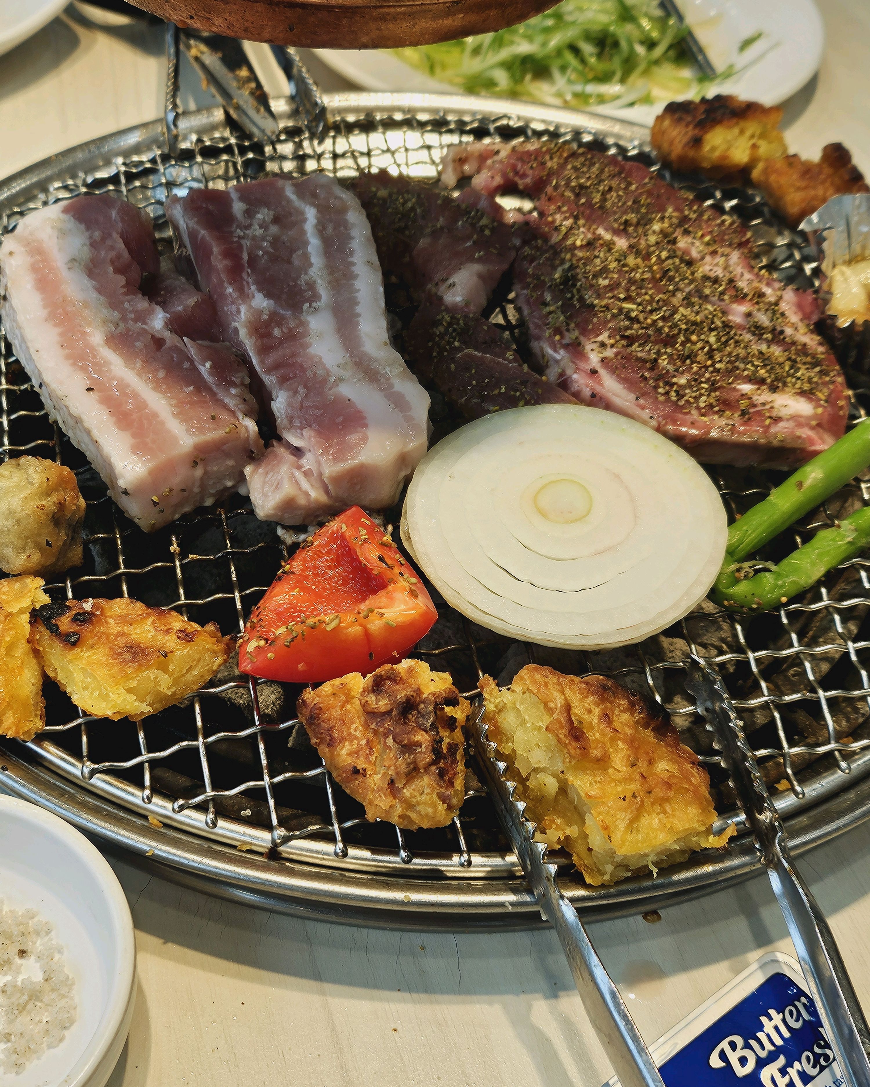 옥수수가 추가 되었더라고요. 새로운 후려페이페 스태이크는 맛이 그냥 그래요. 역시 삼겹살