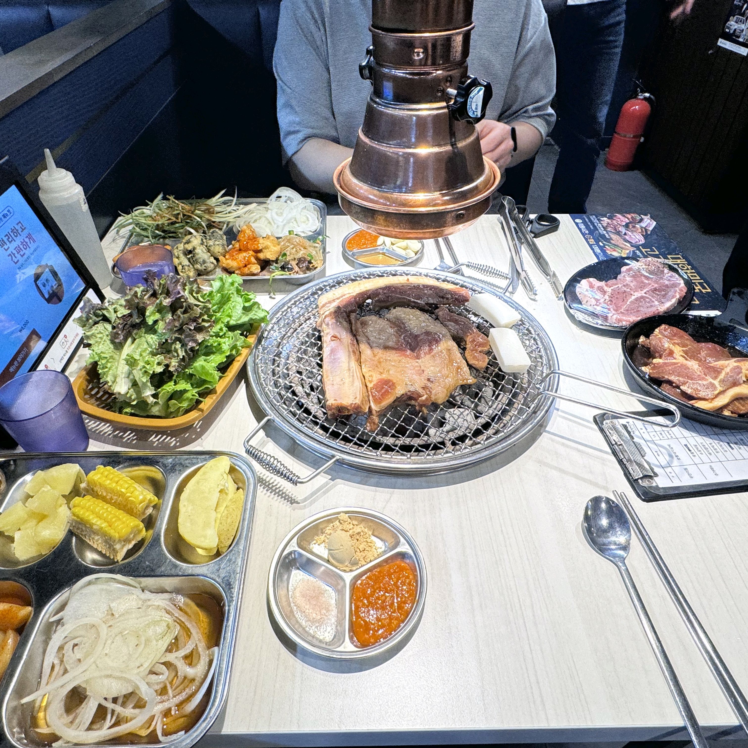 처음 방문해보는데 사람 많네요 ㅎㅎ 고기 외에 사이드 메뉴들도 괜찮았어요 - 인천 청학동 맛집 명륜진사갈비 인천연수점