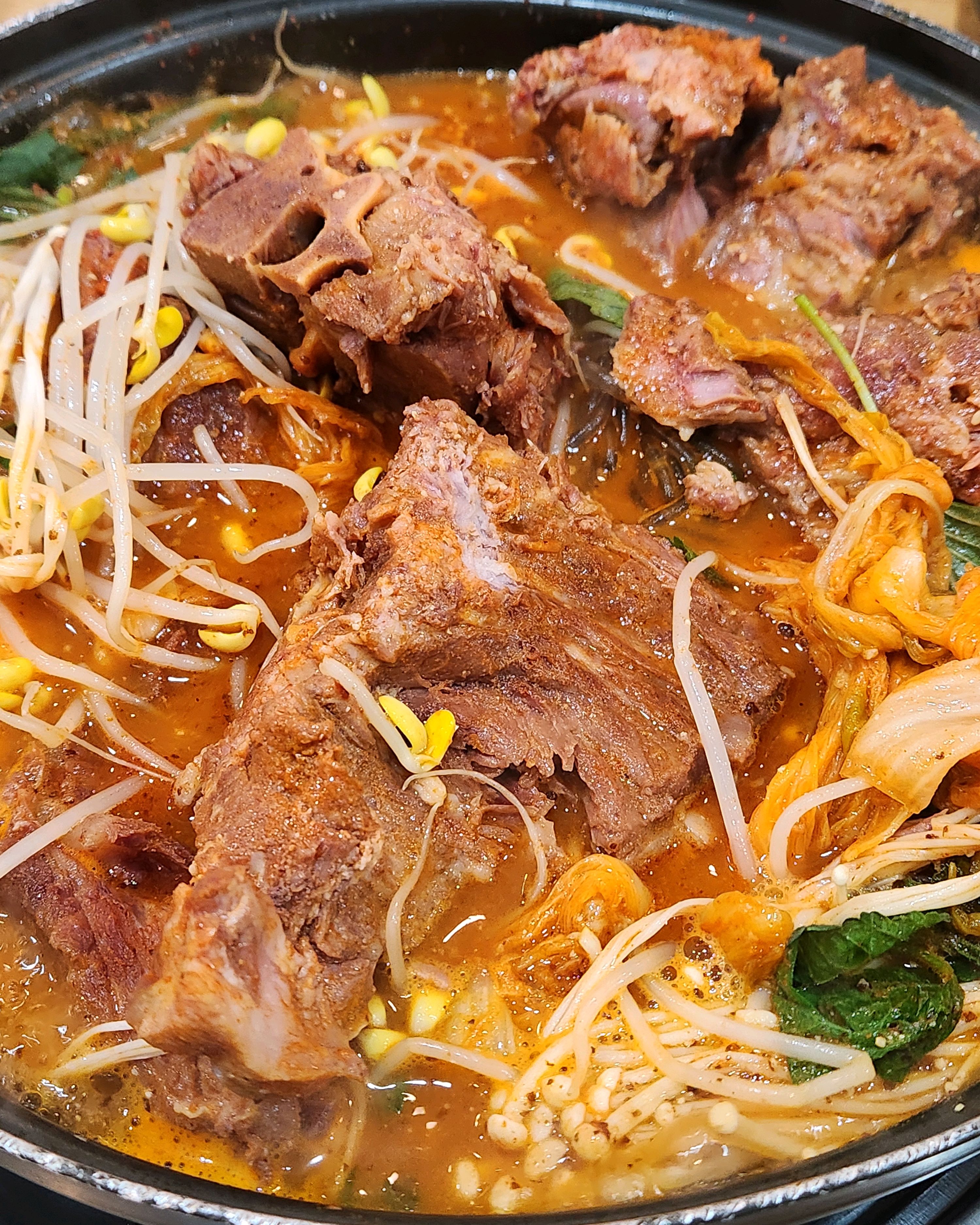 고기가 정말 부드러워요 당면도 들어있어서 만족스러웠습니다 해장으로도 든든한 한끼로도 제격이