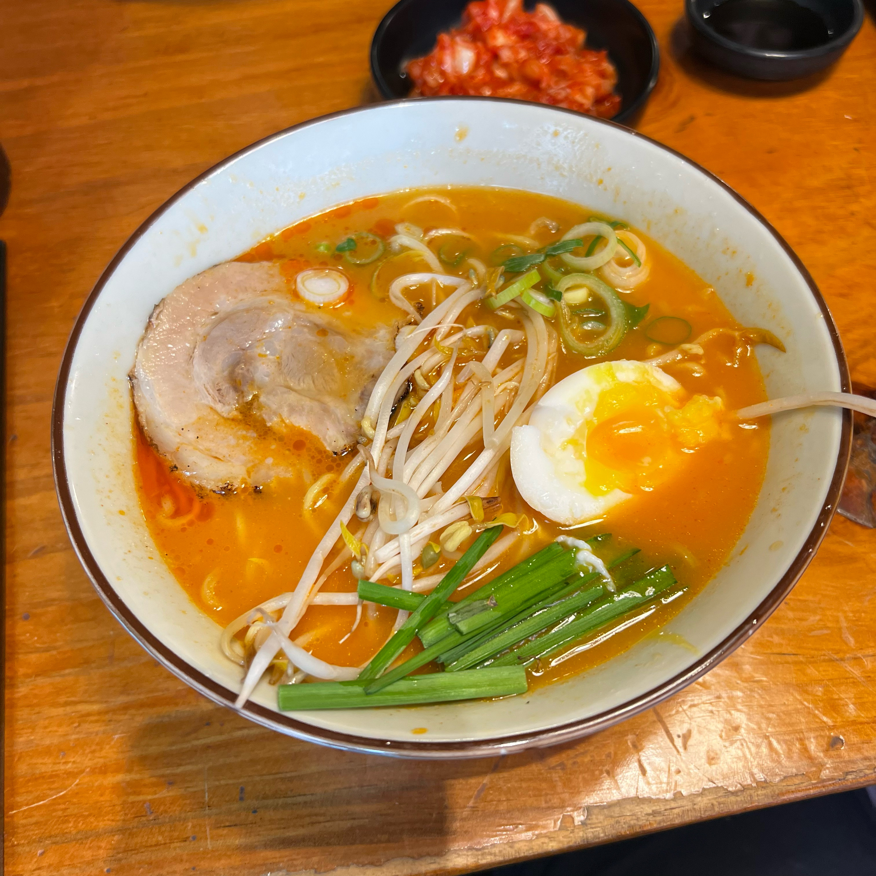 아카라멘 2단계랑 교자 주문했어요 아카라멘은 매콤 칼칼해서 좋았어요! 차슈도 부드럽고 잡내