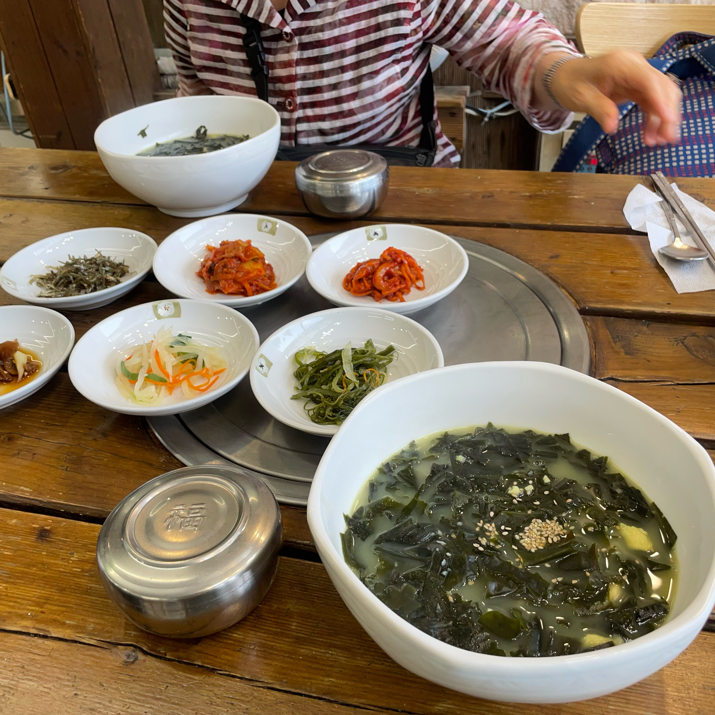 강릉 놀러와서 아침밥으로 우럭미역국 먹었어요~ 아침식사로 자극 없고 맛있어요!! 어르신들도