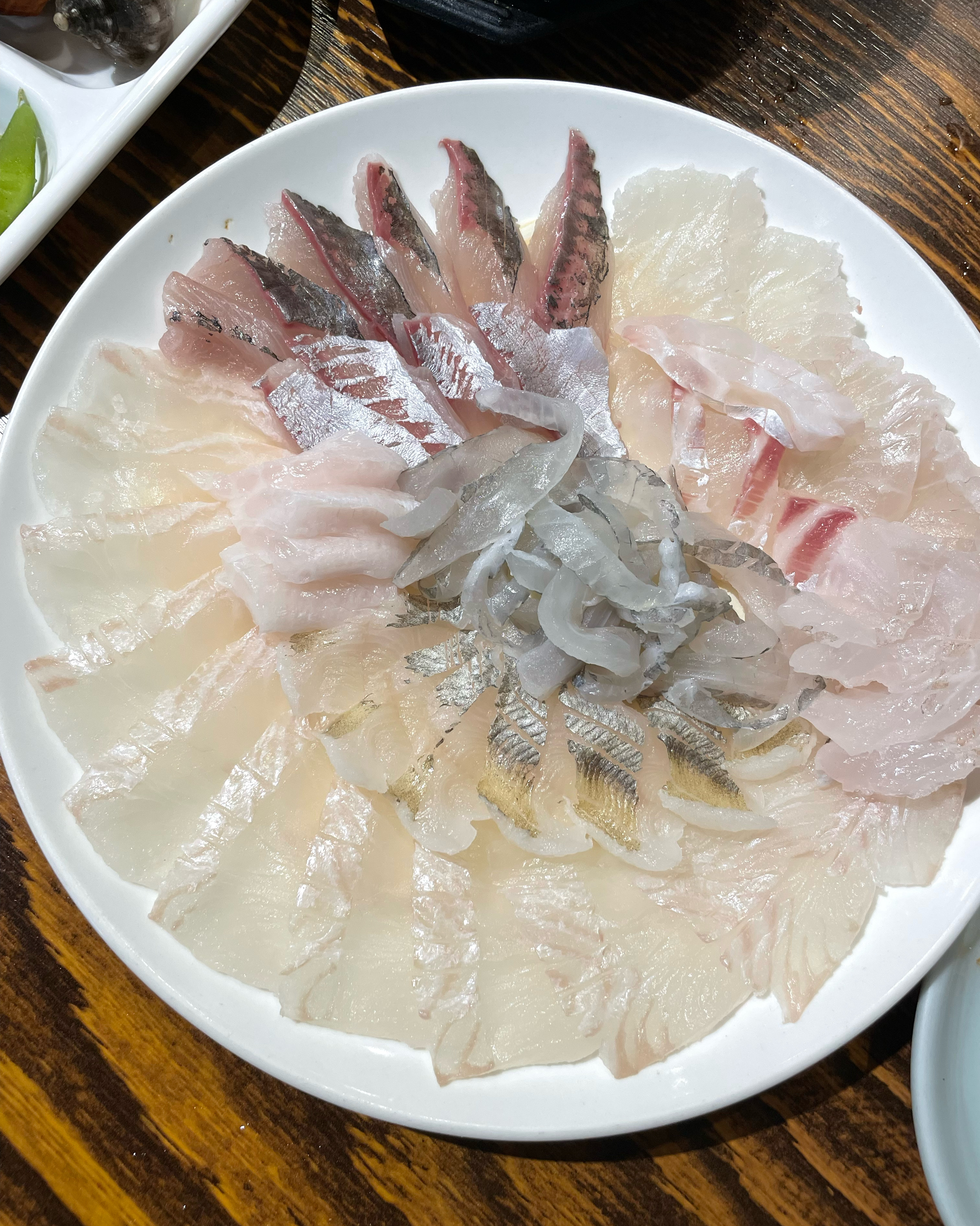 꼼장어와 모듬회를 함께 즐길 수 있습니다. 맛은 정말....기가막힙니다. 꼬소함의 극치..