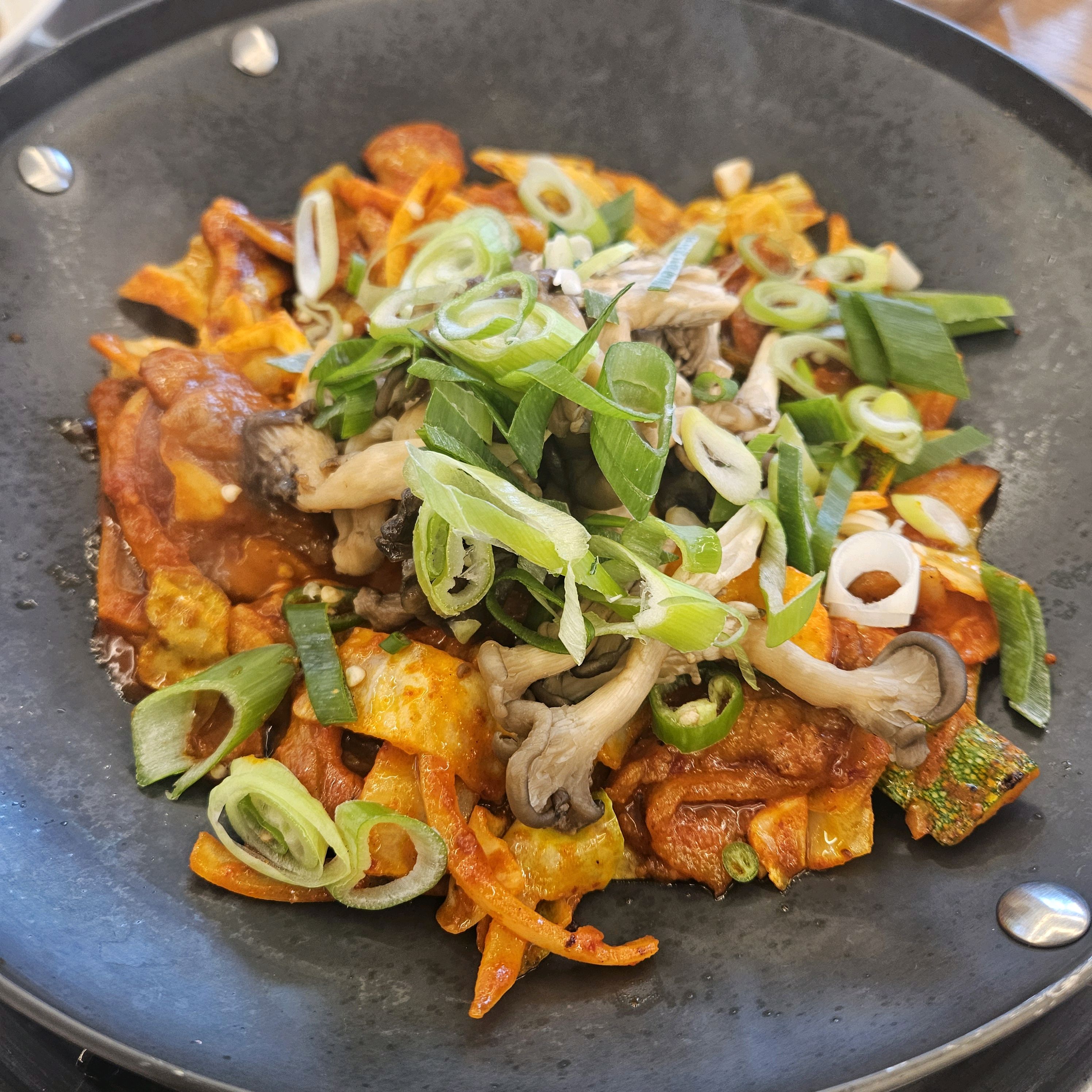 불조절 잘 못해서 반찬그릇에 다 튀어버린 오삼... - 경포대 맛집 다연경포밥집