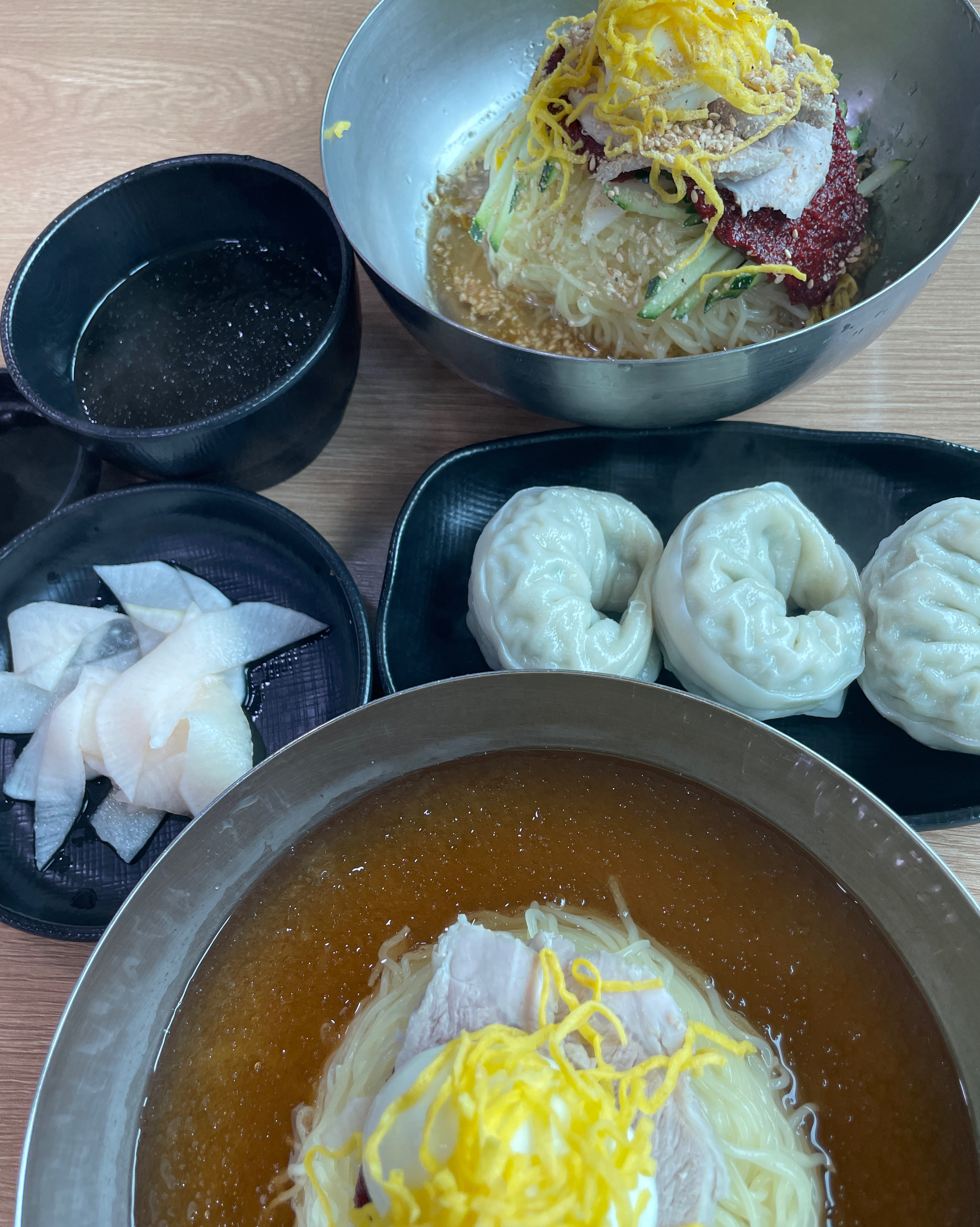 탱글탱글한 면발을 물면 더위가 사라지는 듯합니다. 기다림이 필수인 집이지만 오래 기다리지